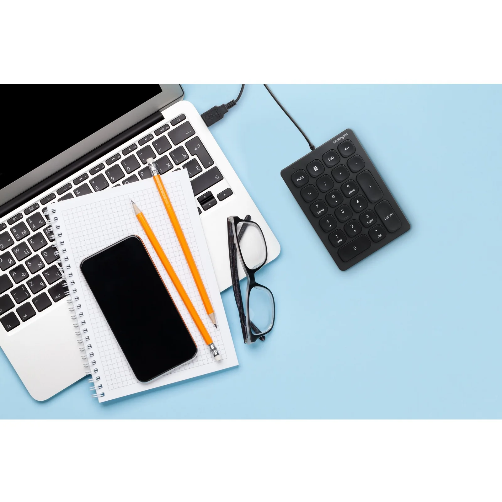 Pavé numérique Kensington sur bureau avec laptop, smartphone et lunettes