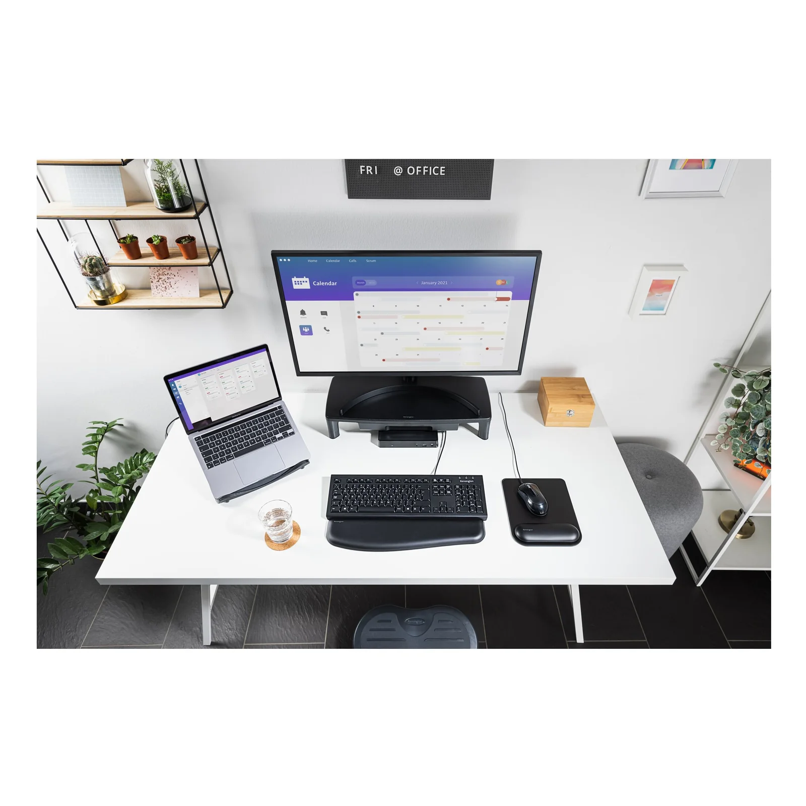 Bureau épuré blanc avec écran, ordinateur portable, clavier et accessoires sur plan de travail