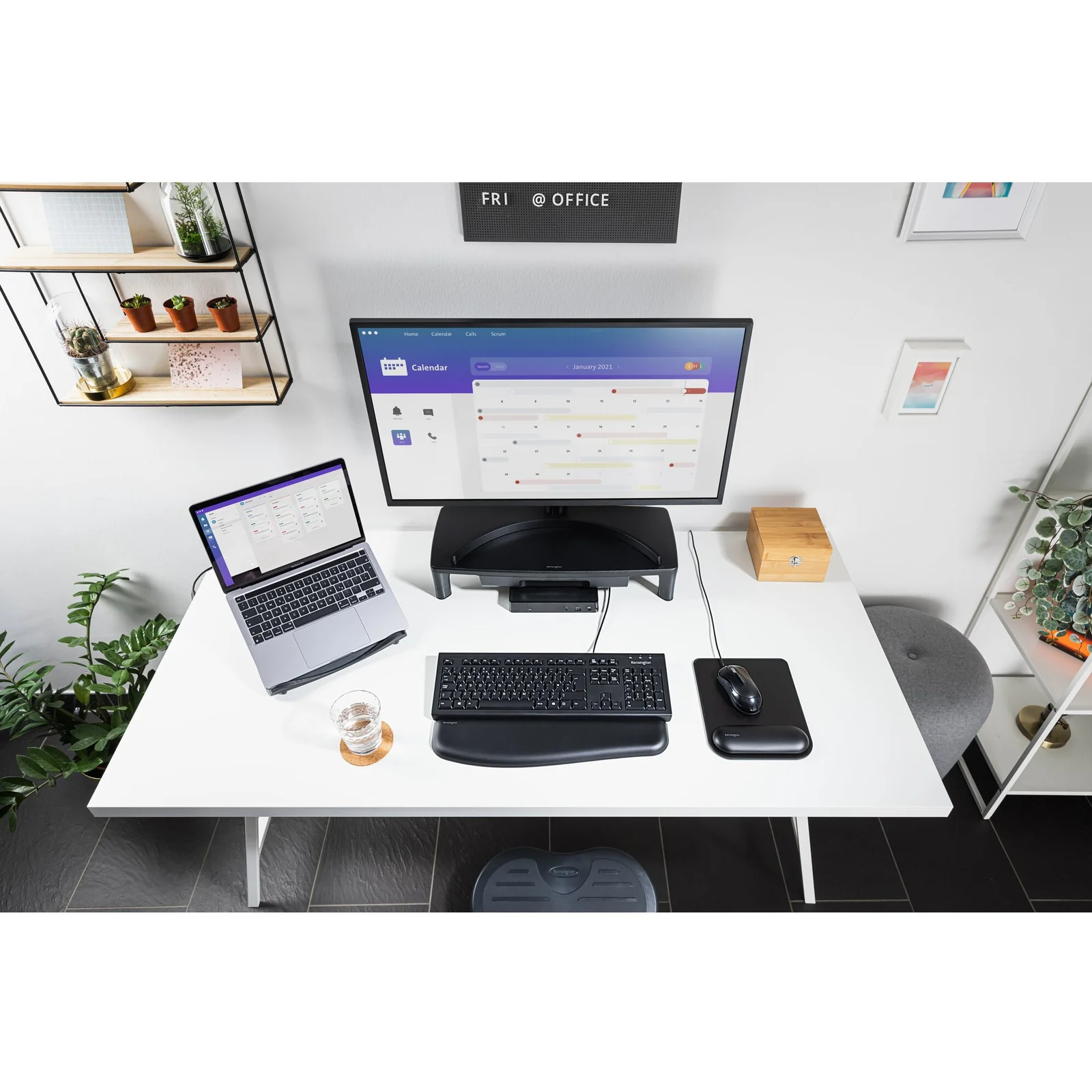 Poste de travail avec ordinateur portable, grand écran, clavier Kensington KB100 EQ et souris
