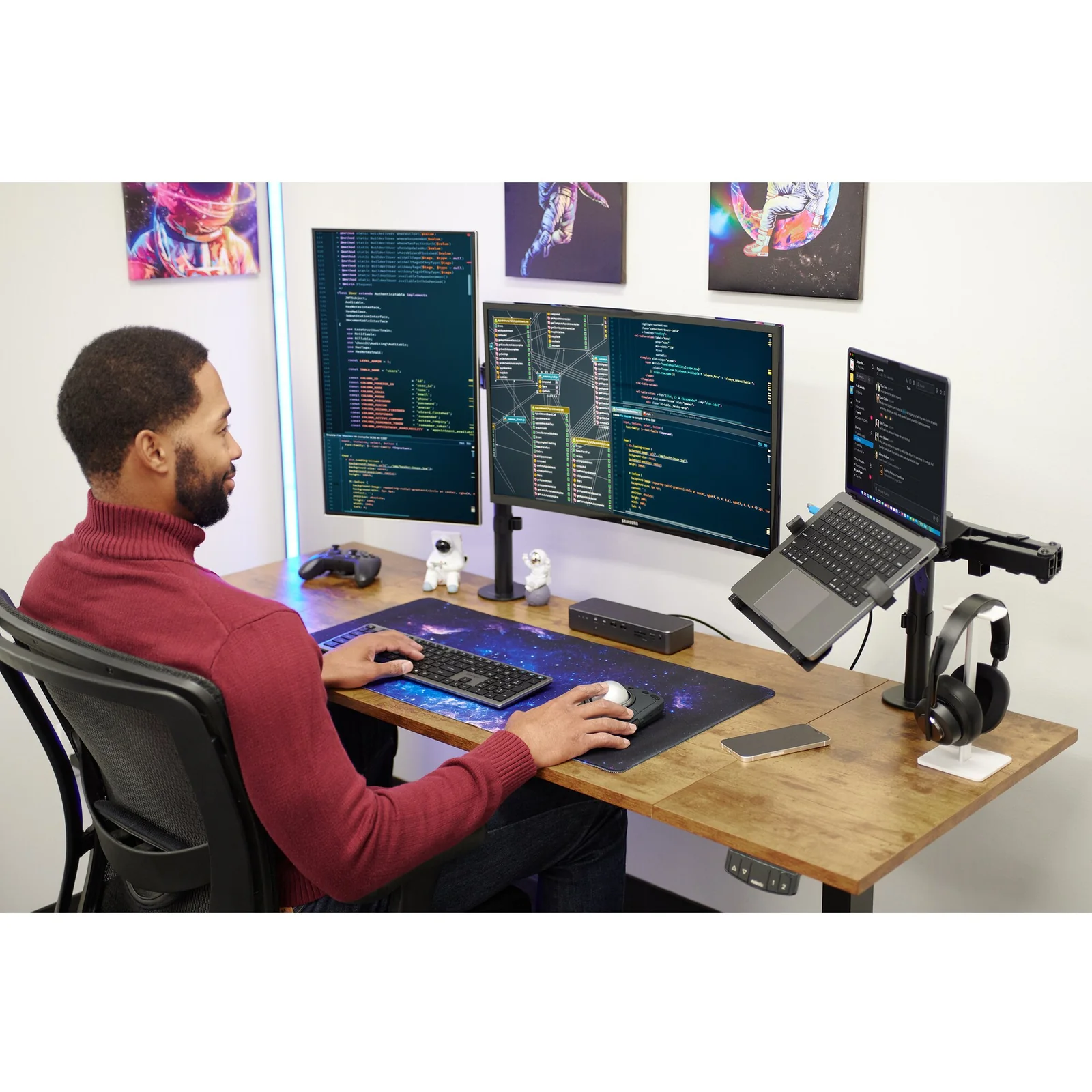 Configuration multi-écrans affichant du code, KB535 EQ et accessoires Kensington sur grand tapis de bureau