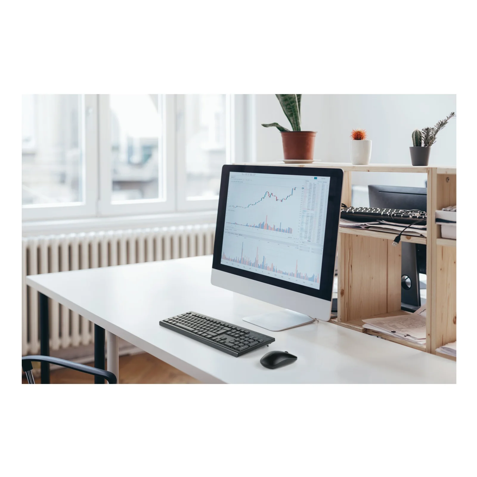 Kit KM150 EQ utilisé sur bureau blanc avec écran tout-en-un, plante verte en arrière-plan