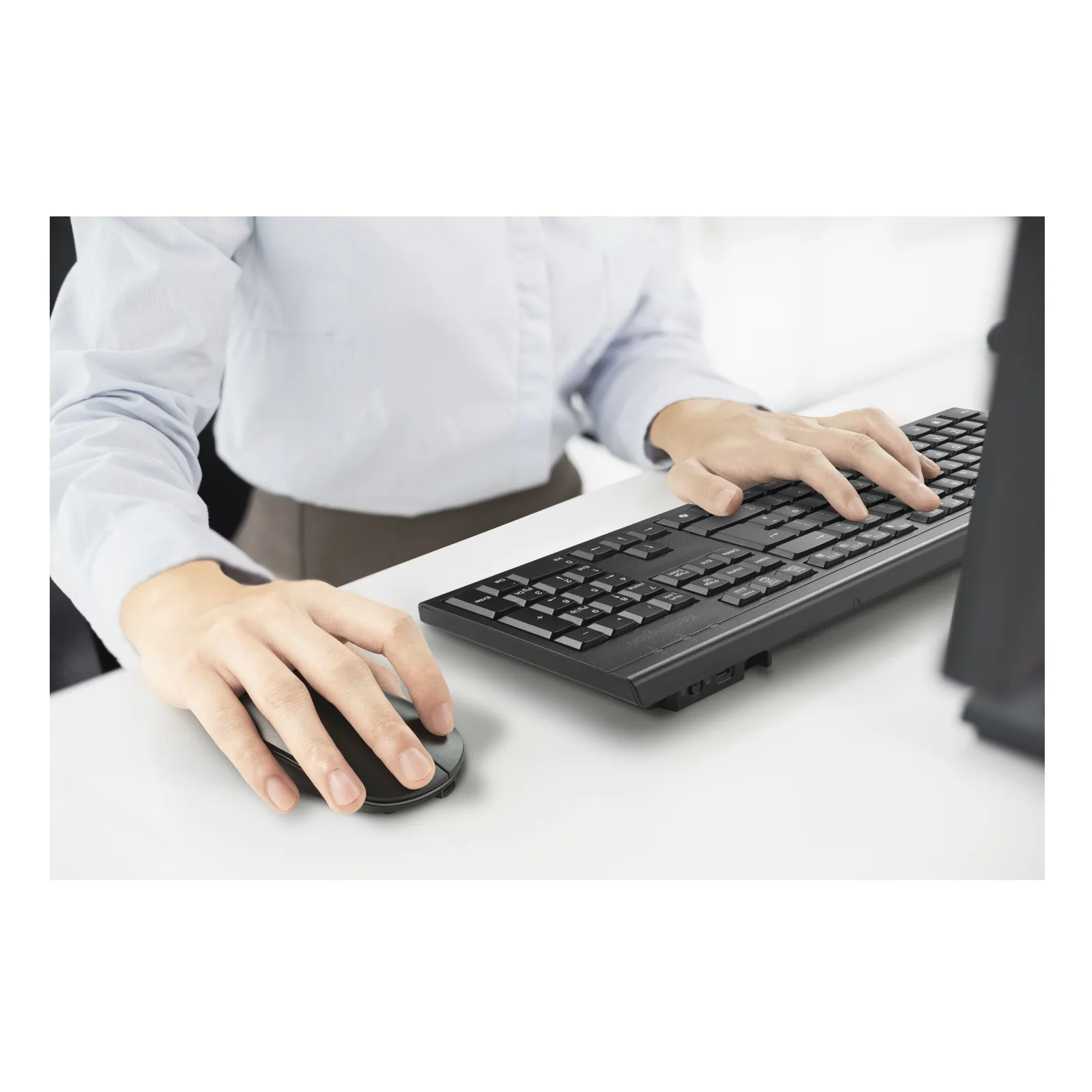 Utilisateur tapant sur le clavier Kensington KM270 EQ, vu de face, bureau professionnel