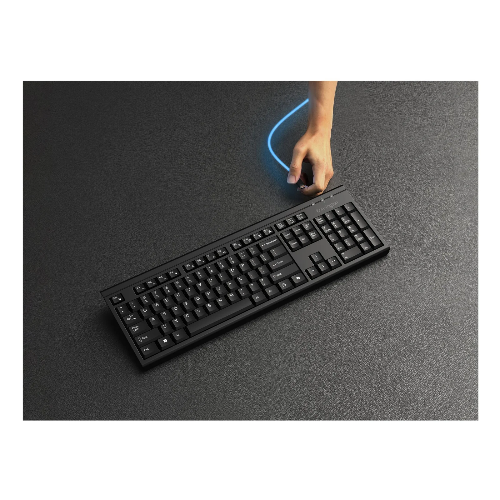 Vue de dessus du clavier KM270 EQ sur bureau sombre, câble de recharge connecté au clavier