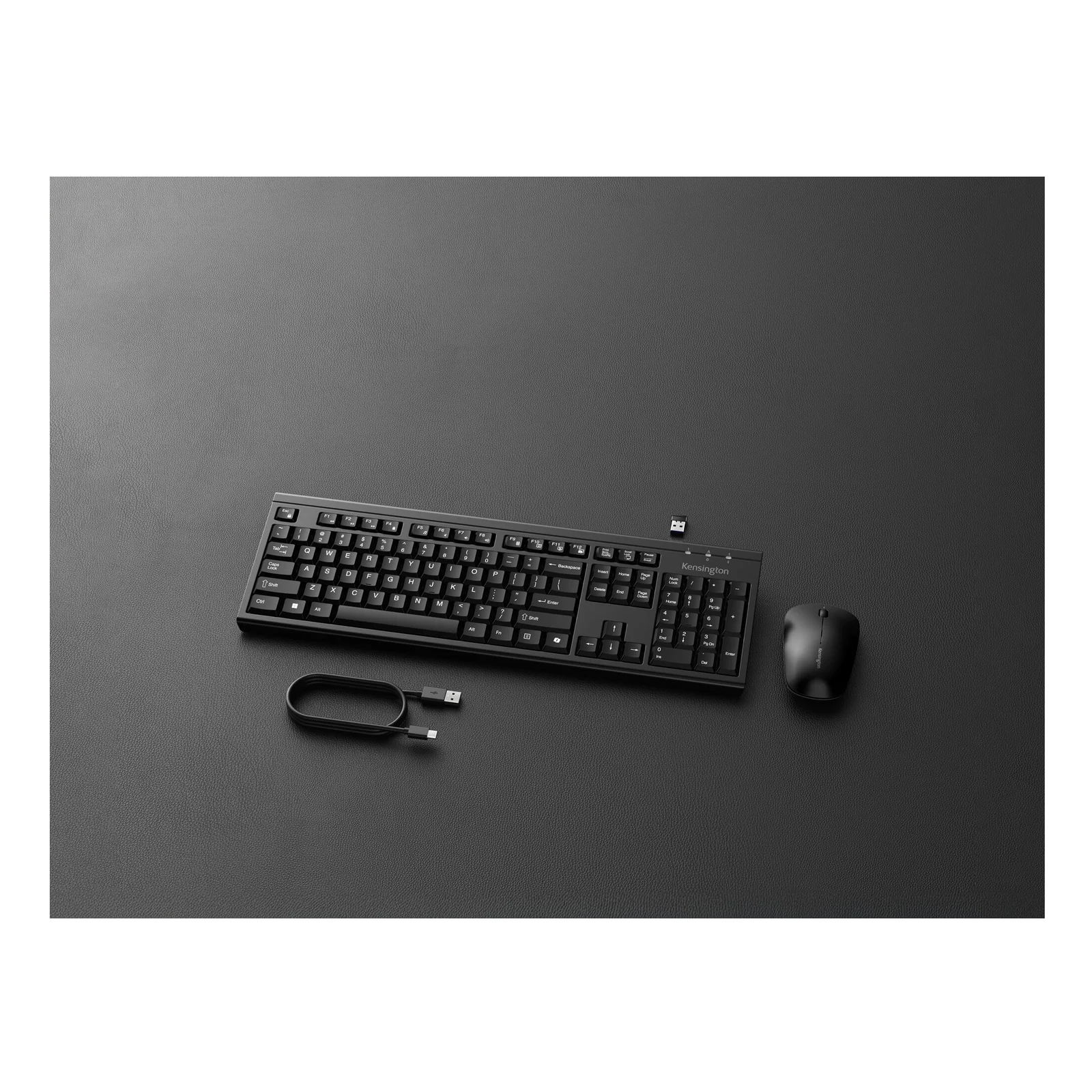 Vue de dessus du kit complet KM270 EQ, clavier et souris noirs côte à côte sur fond sombre