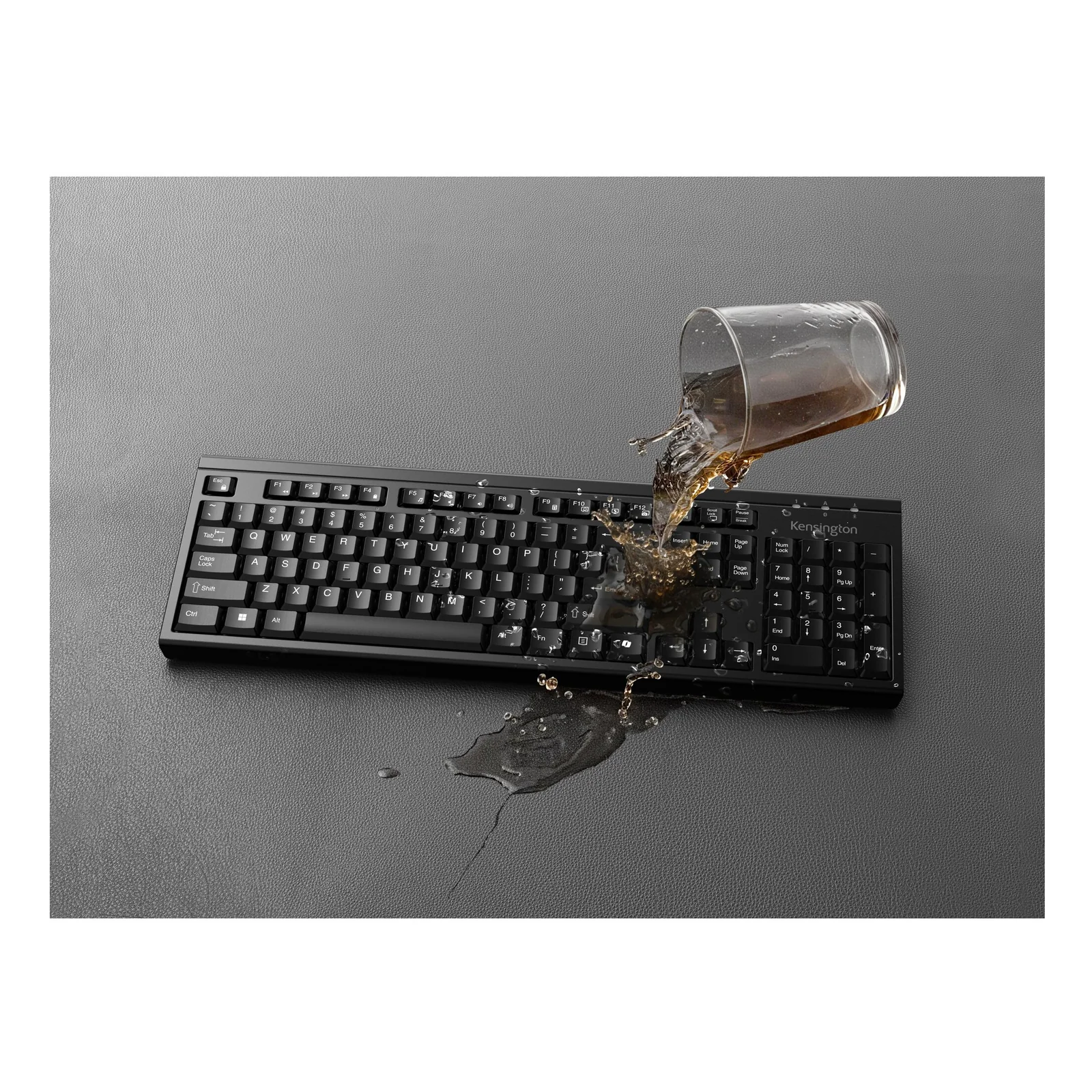 Clavier KM270 EQ avec verre d'eau renversé dessus, démonstration de résistance aux éclaboussures