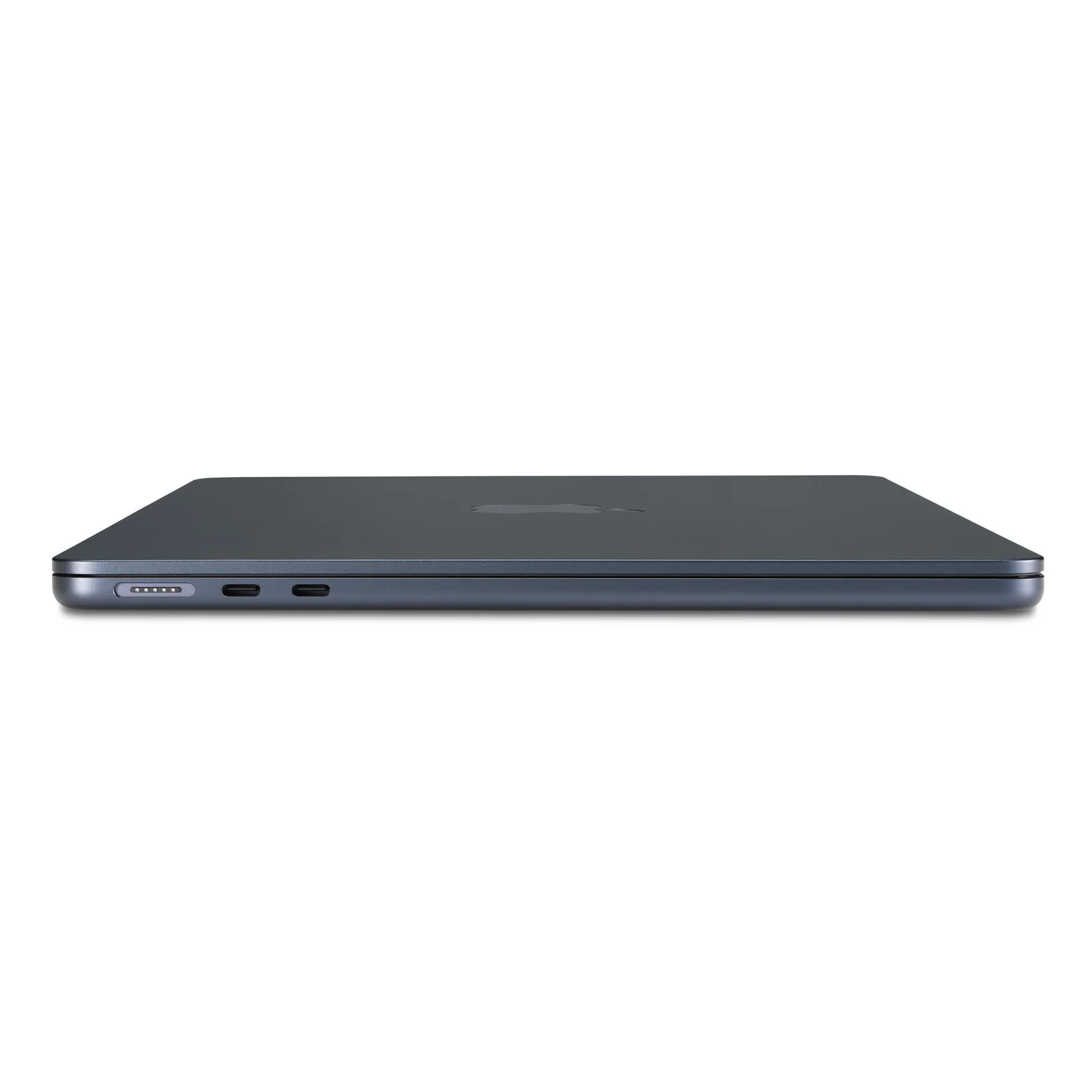 MacBook Air vu de la tranche, ports USB-C visibles, châssis fin coloris ardoise
