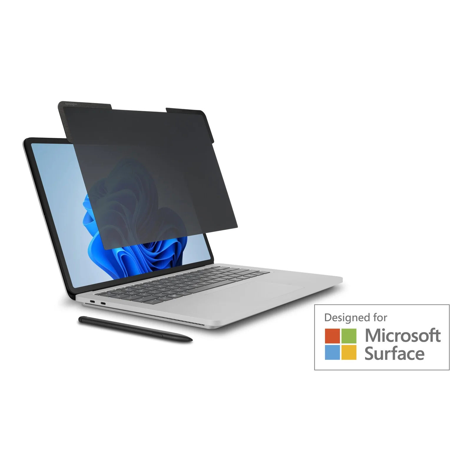Filtre MagPro Elite sur Surface Laptop Studio, vue 3/4, badge Designed for Microsoft Surface visible