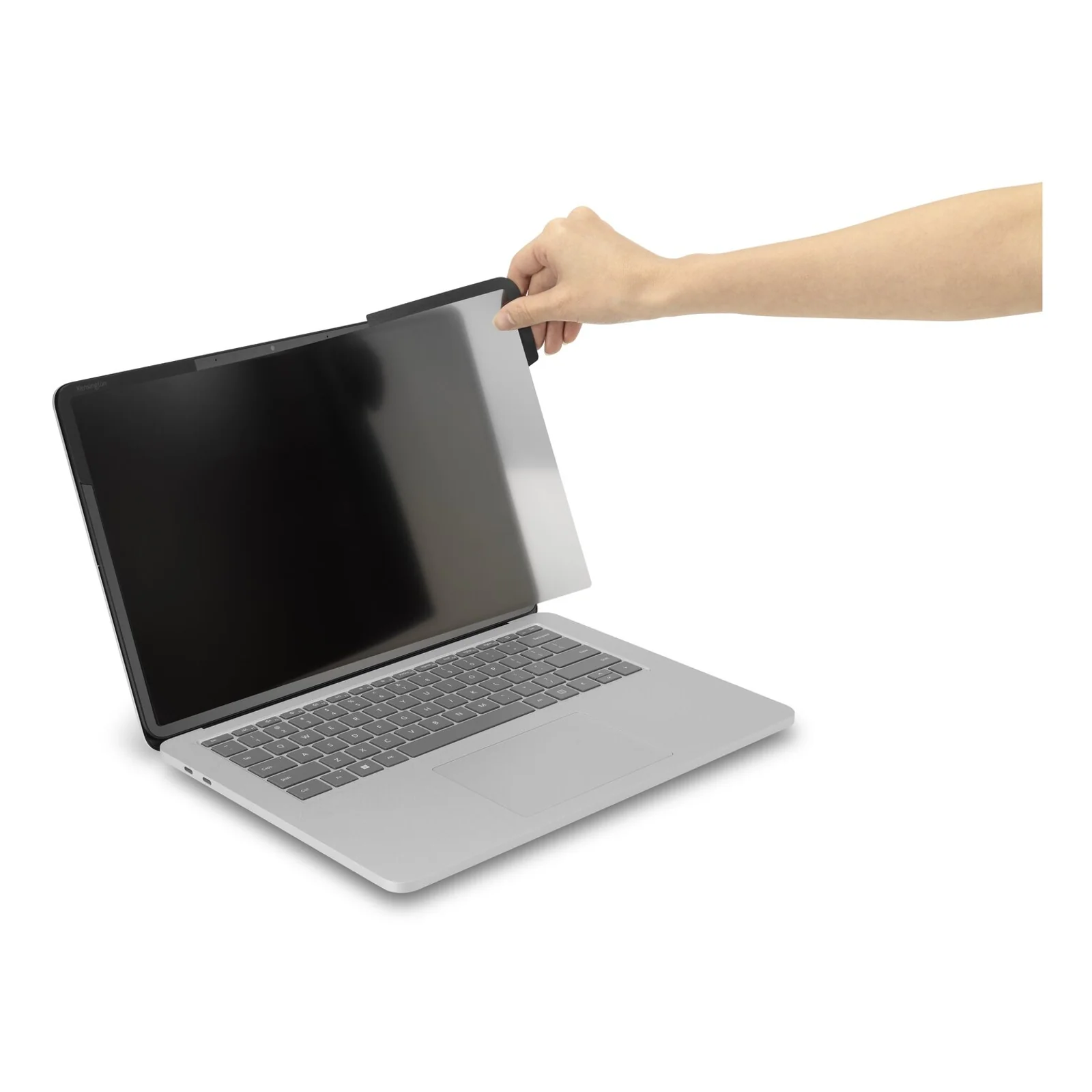 Main retirant le filtre magnétique MagPro Elite du cadre d'un écran d'ordinateur portable