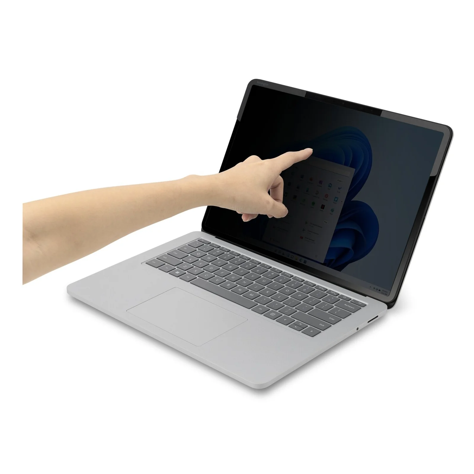 Doigt effleurant l'écran d'un Surface Laptop Studio équipé du filtre de confidentialité MagPro Elite