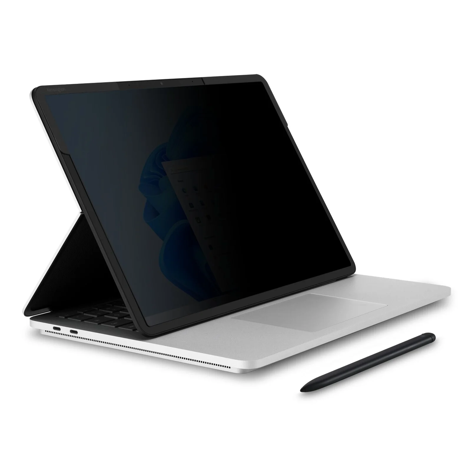 Filtre MagPro Elite appliqué sur Surface Laptop Studio en mode incliné, stylet Surface Pen visible
