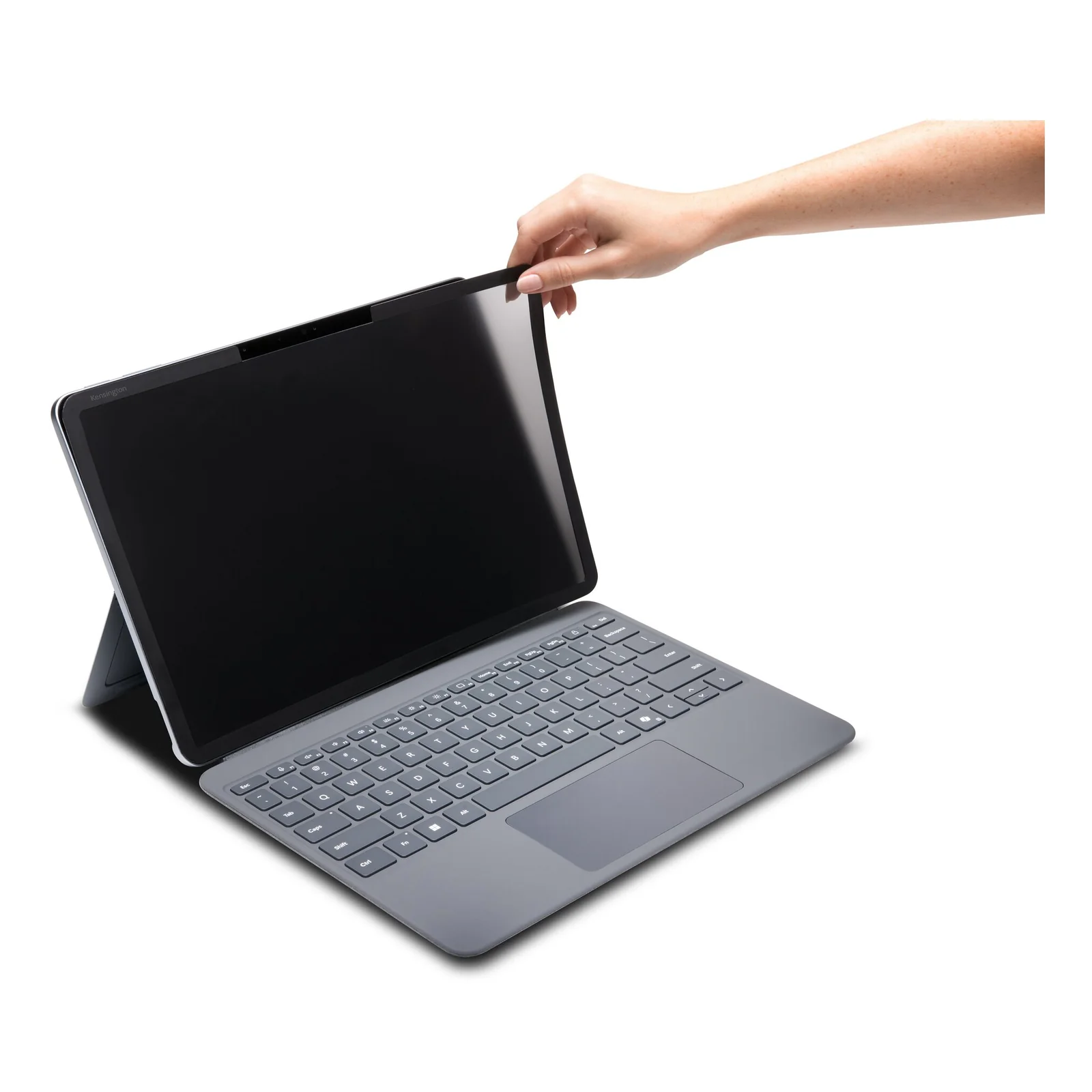 Main retirant le filtre magnétique Kensington MagPro Elite de la tablette, démonstration du décrochage