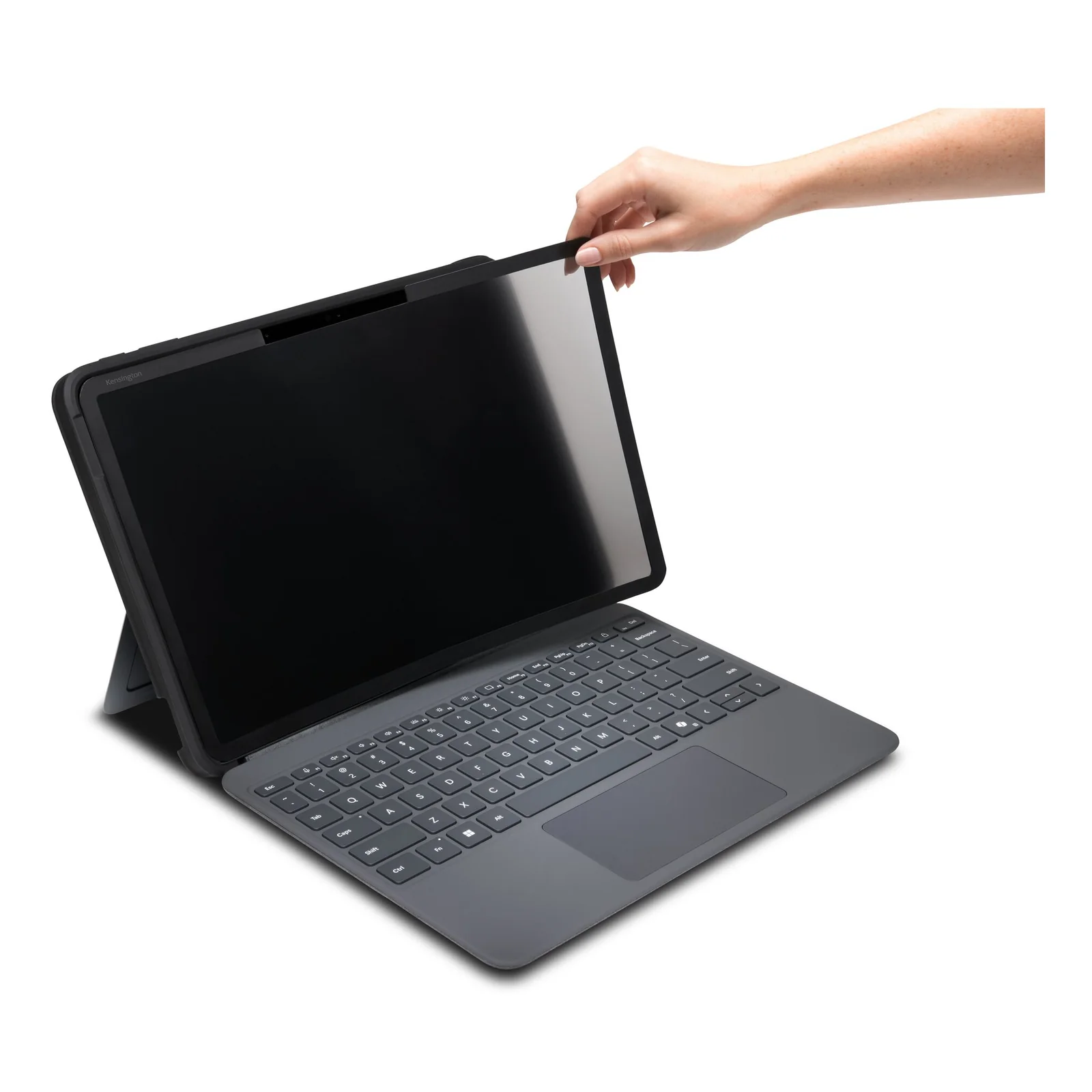 Main tenant le filtre Kensington MagPro Elite par le bord supérieur pour le retirer de la tablette