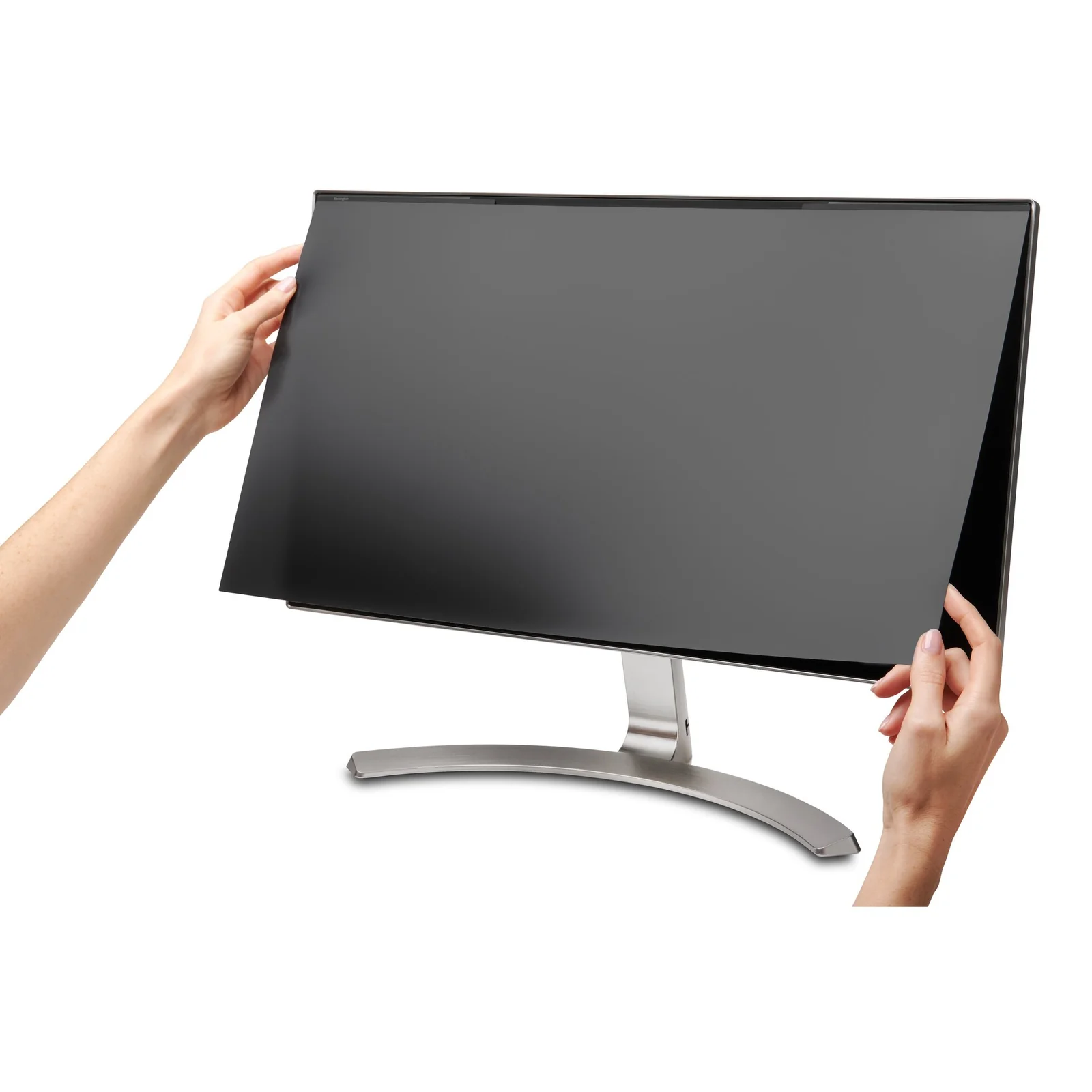 Mains retirant le filtre magnétique MagPro d'un moniteur 24 pouces, décrochage sans outil