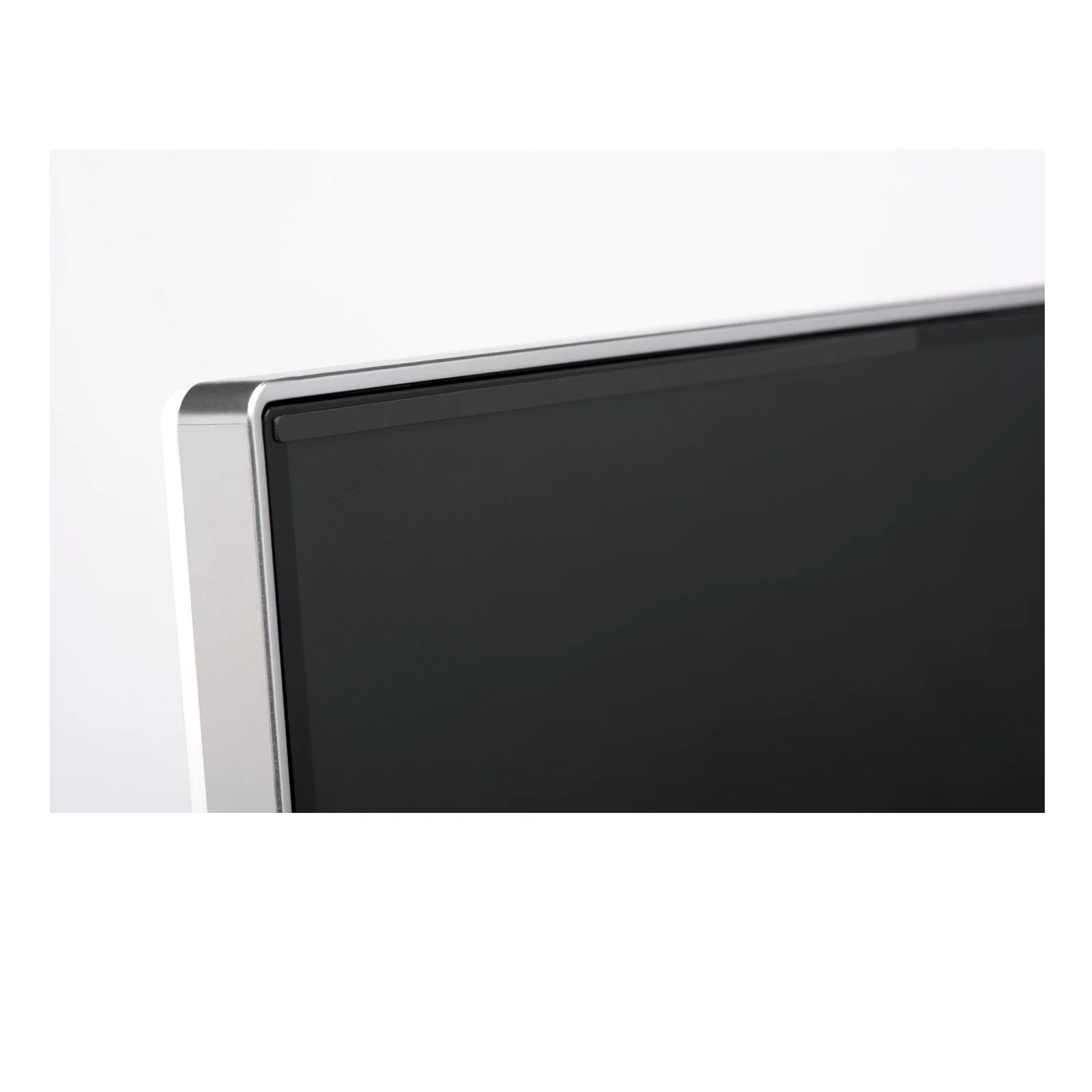 Gros plan coin supérieur du filtre Kensington MagPro, bord argenté et surface noire