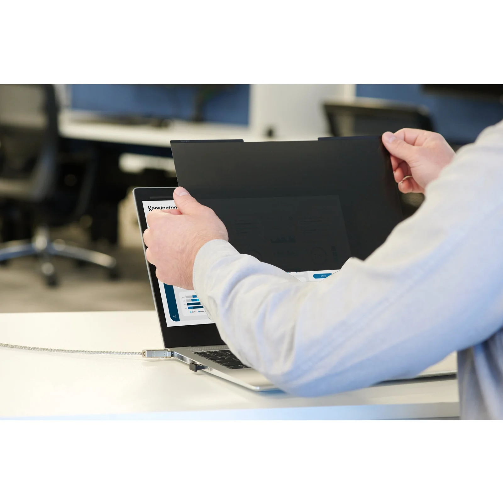 Professionnel retirant le filtre MagPro de son laptop lors d'une réunion