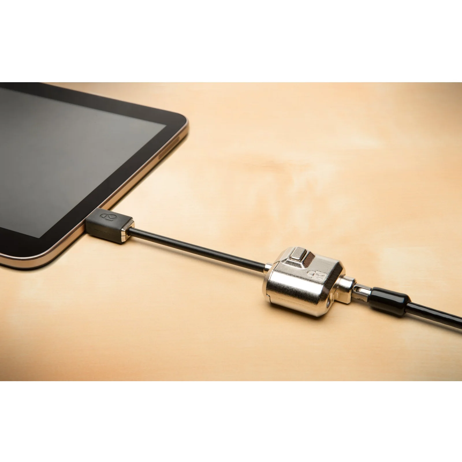 Connecteur Cleat Kensington MiniSaver inséré dans une tablette, vue latérale rapprochée