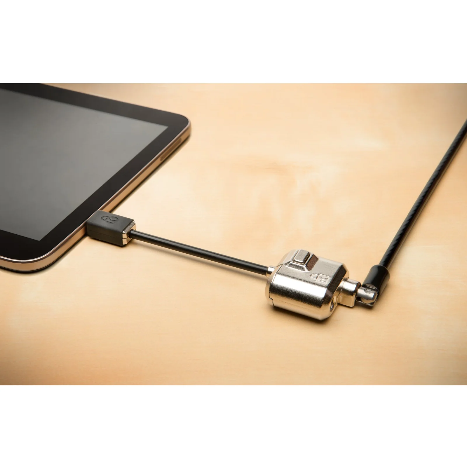 Connecteur antivol MiniSaver fixé sur tranche de tablette, vue rapprochée angle légèrement différent