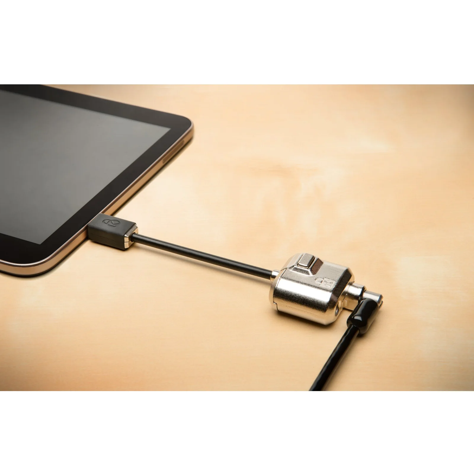 Fixation connecteur Kensington MiniSaver sur tablette noire, vue de trois quarts