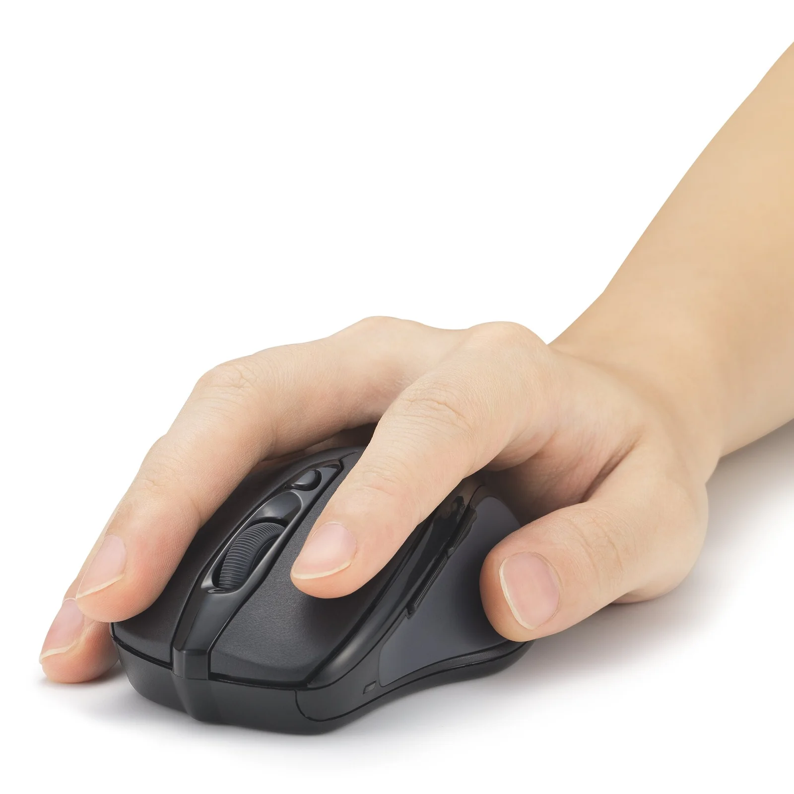 Main tenant la souris Kensington MY310 EQ par le dessus, illustration de la prise en main ergonomique