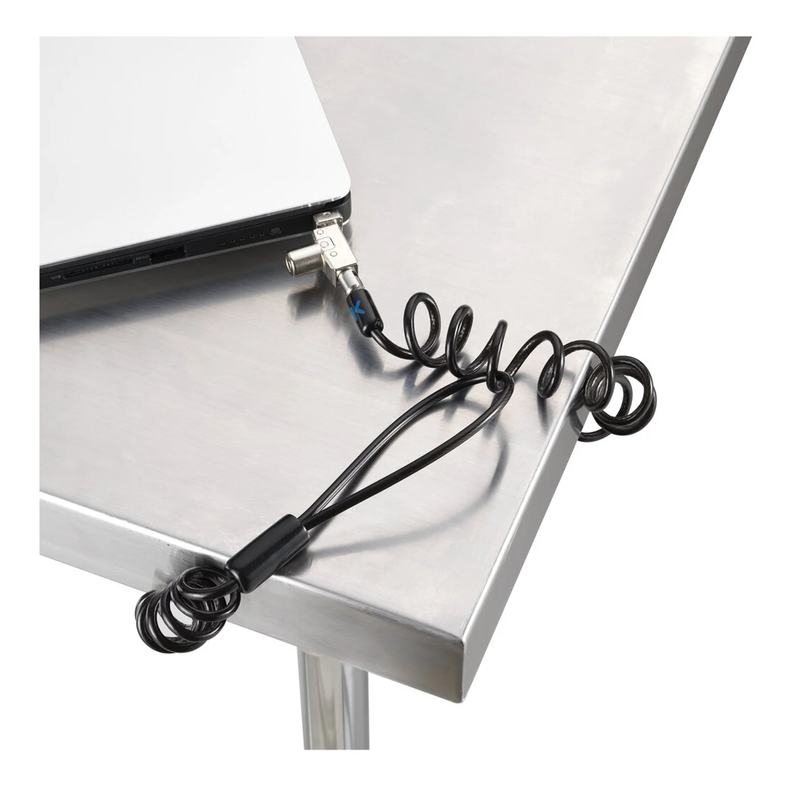 Câble antivol Kensington fixé à un ordinateur portable posé sur une table à surface métallique