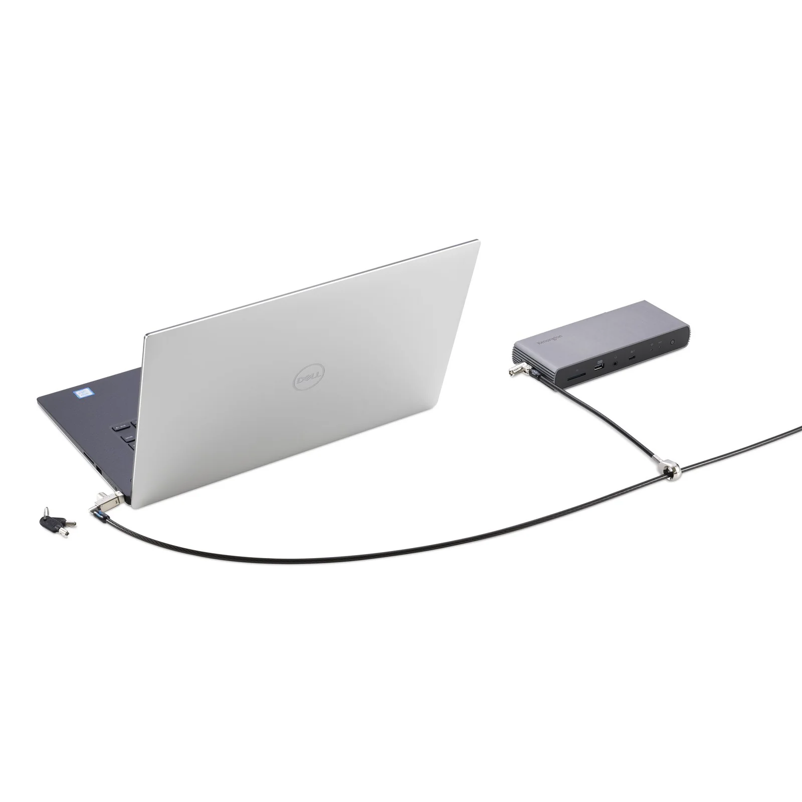 Laptop argenté connecté à un dock via le câble antivol Kensington, vue d'ensemble sur bureau