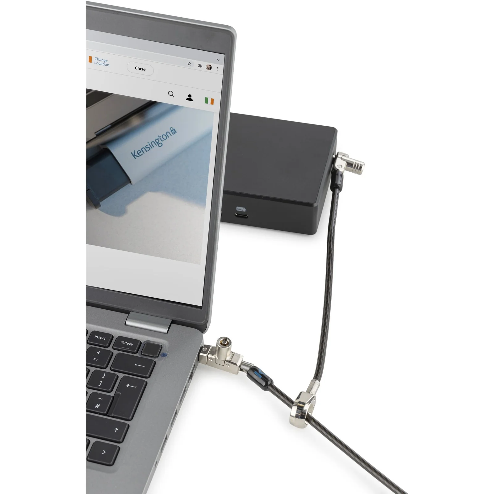 Laptop argenté et périphérique reliés par le câble antivol Kensington, vue de bureau
