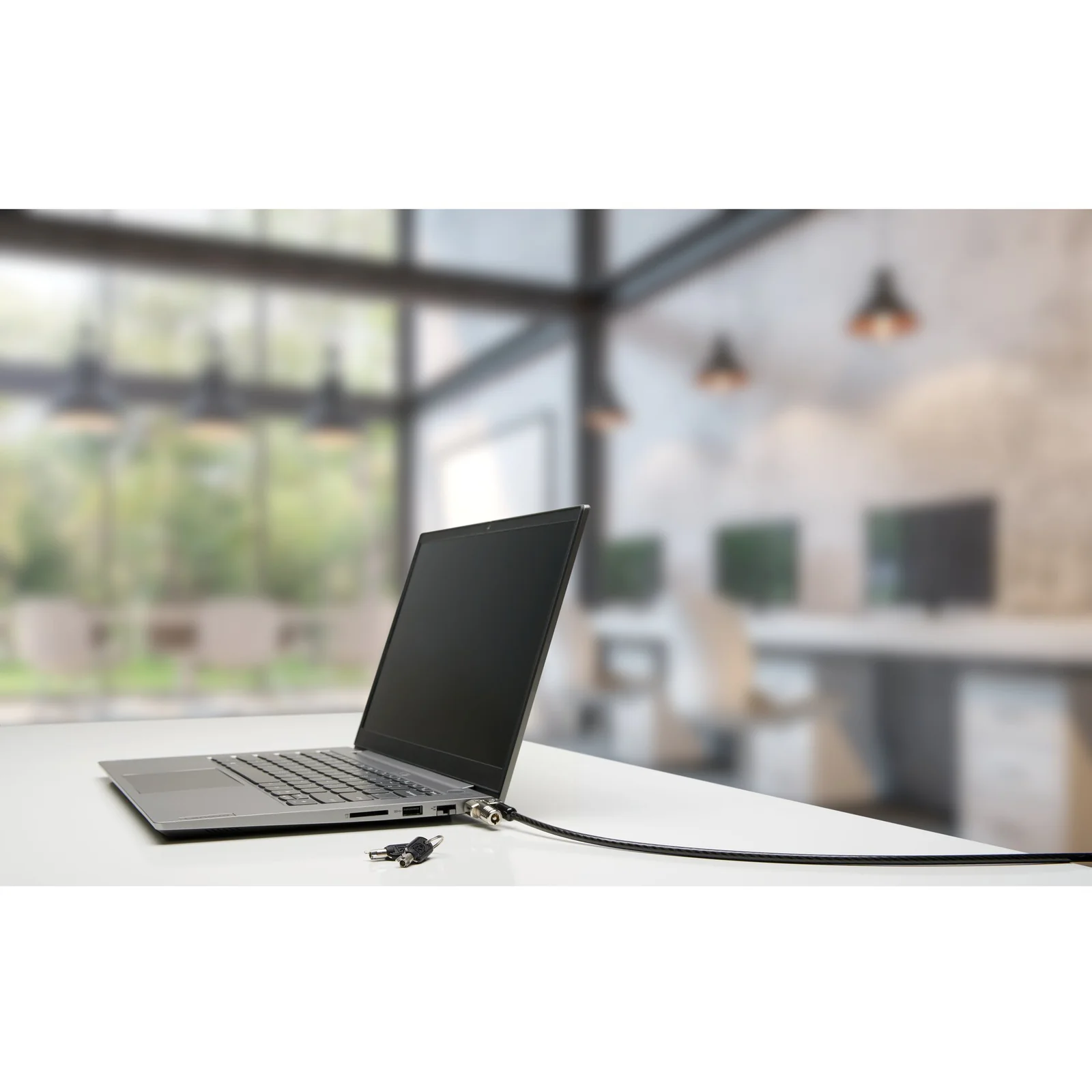Ordinateur portable sécurisé avec câble NanoSaver dans un espace de bureau lumineux