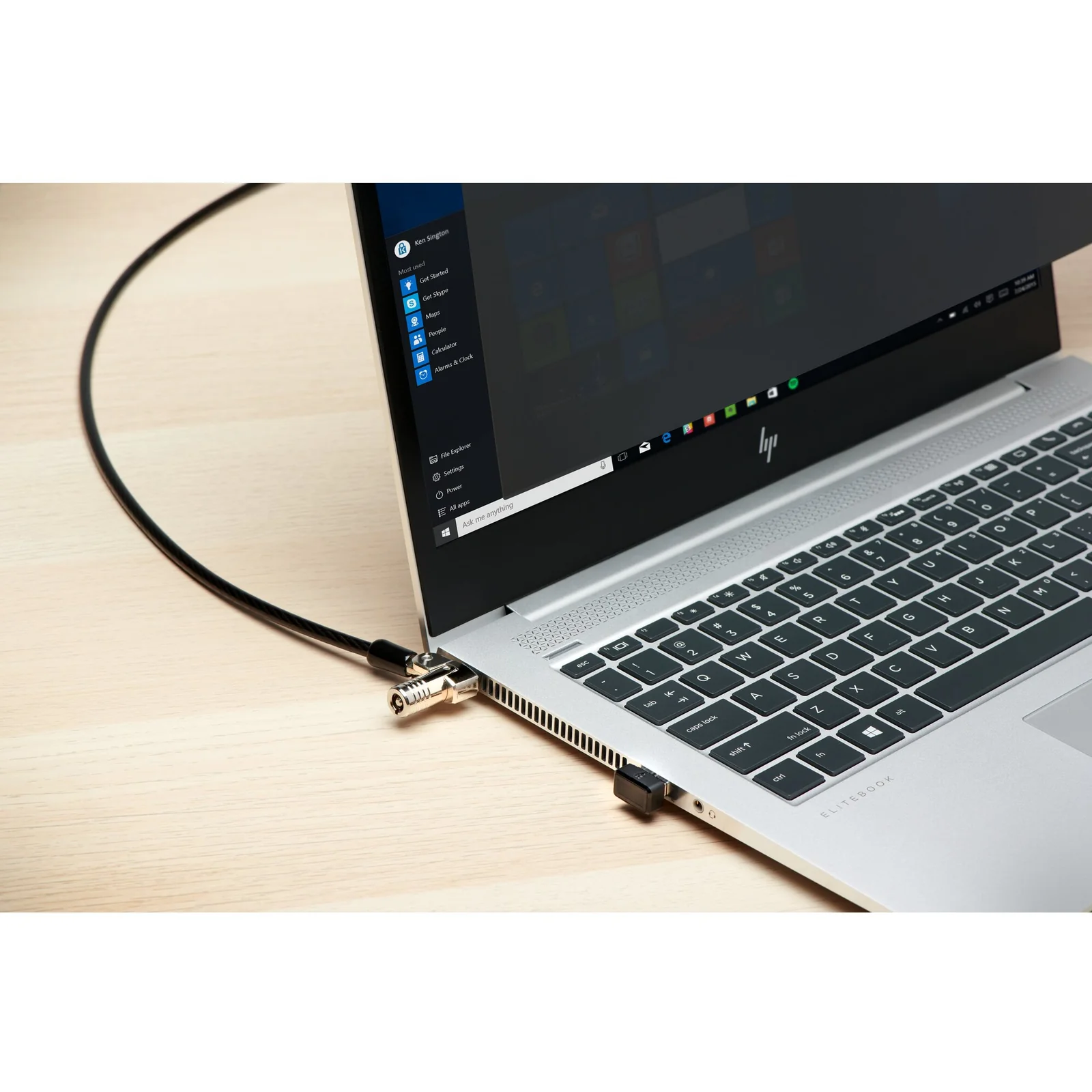 Câble NanoSaver en usage sur un ordinateur portable HP dans un environnement de bureau