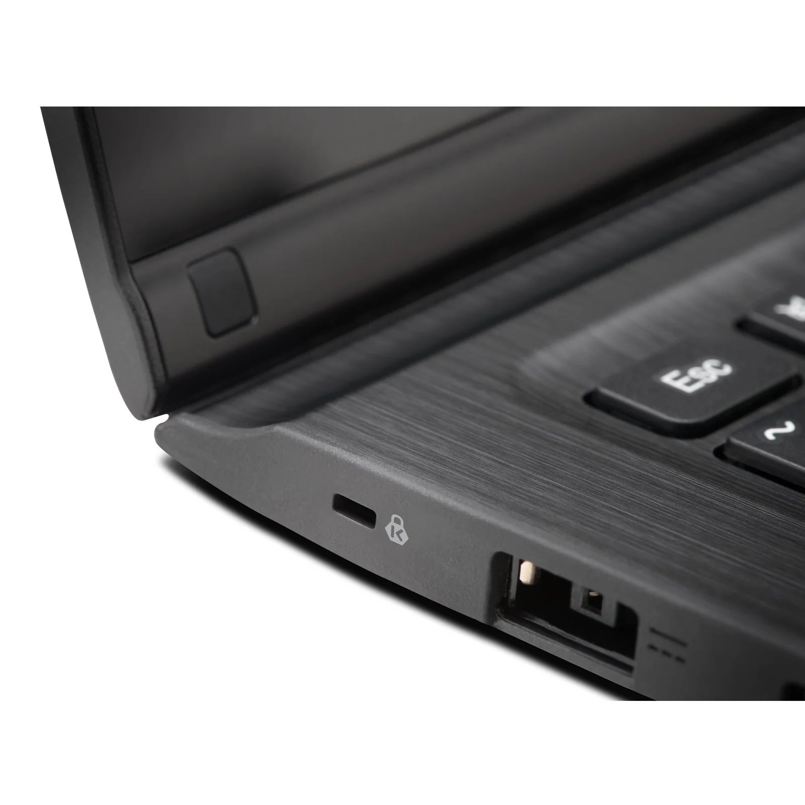 Gros plan des ports latéraux d'un ordinateur portable noir, emplacement Nano Security Slot visible