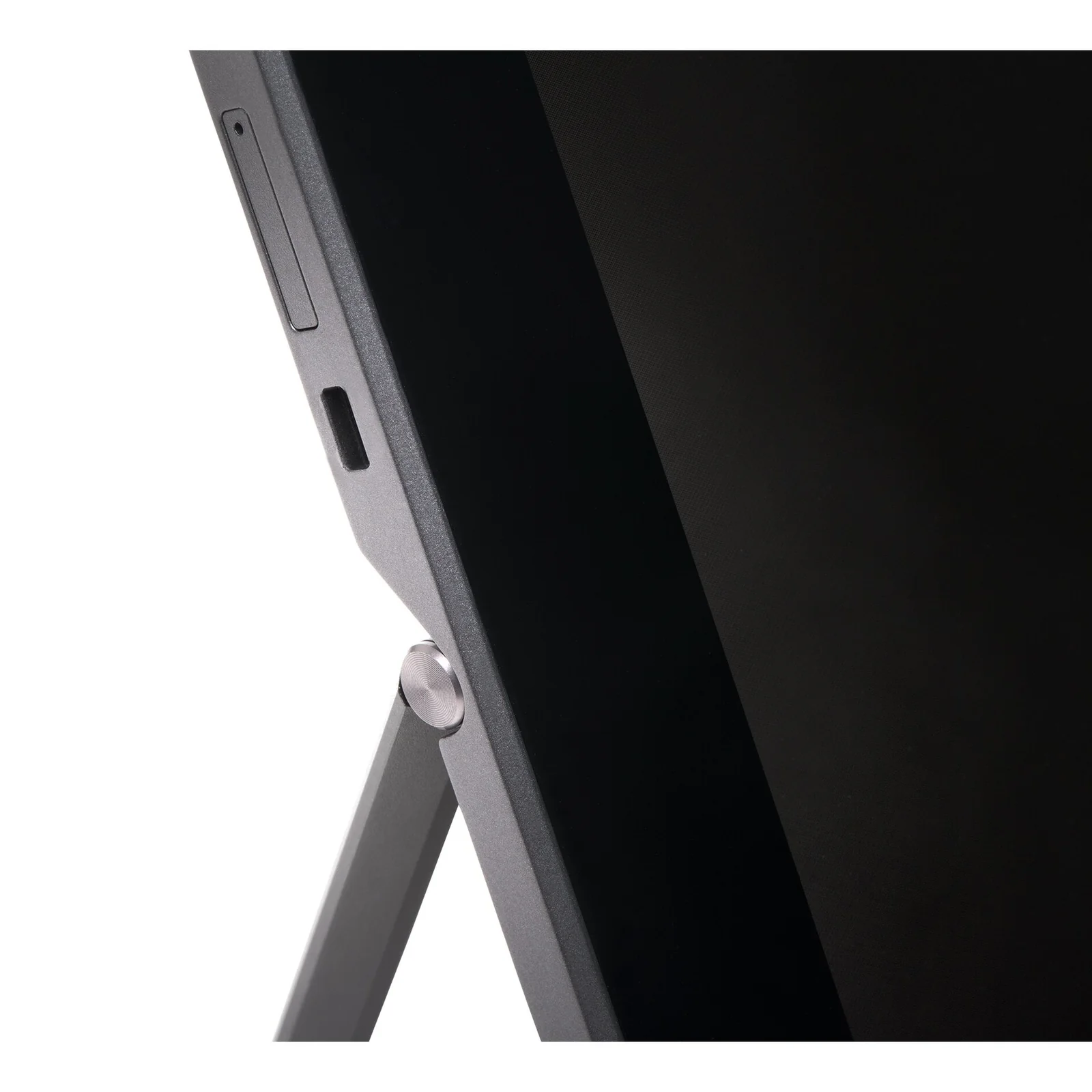 Câble NanoSaver inséré dans le slot latéral d'une tablette argentée sur pied
