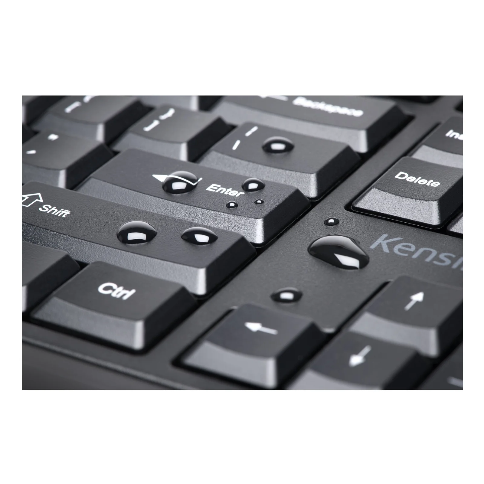 Gros plan sur les touches du Kensington Pro Fit Ergo, touches noires avec logo Kensington visible