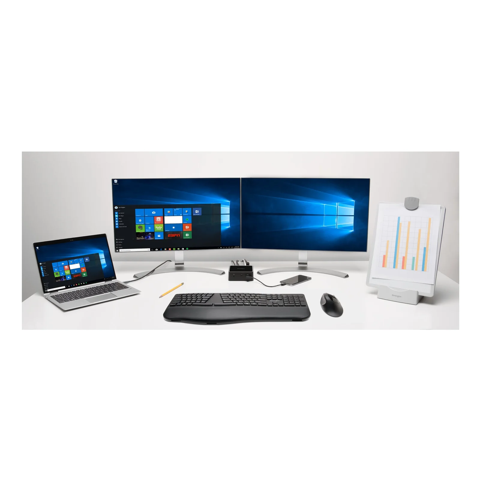 Bureau avec deux moniteurs, ordinateur portable, clavier et souris Kensington en mise en scène