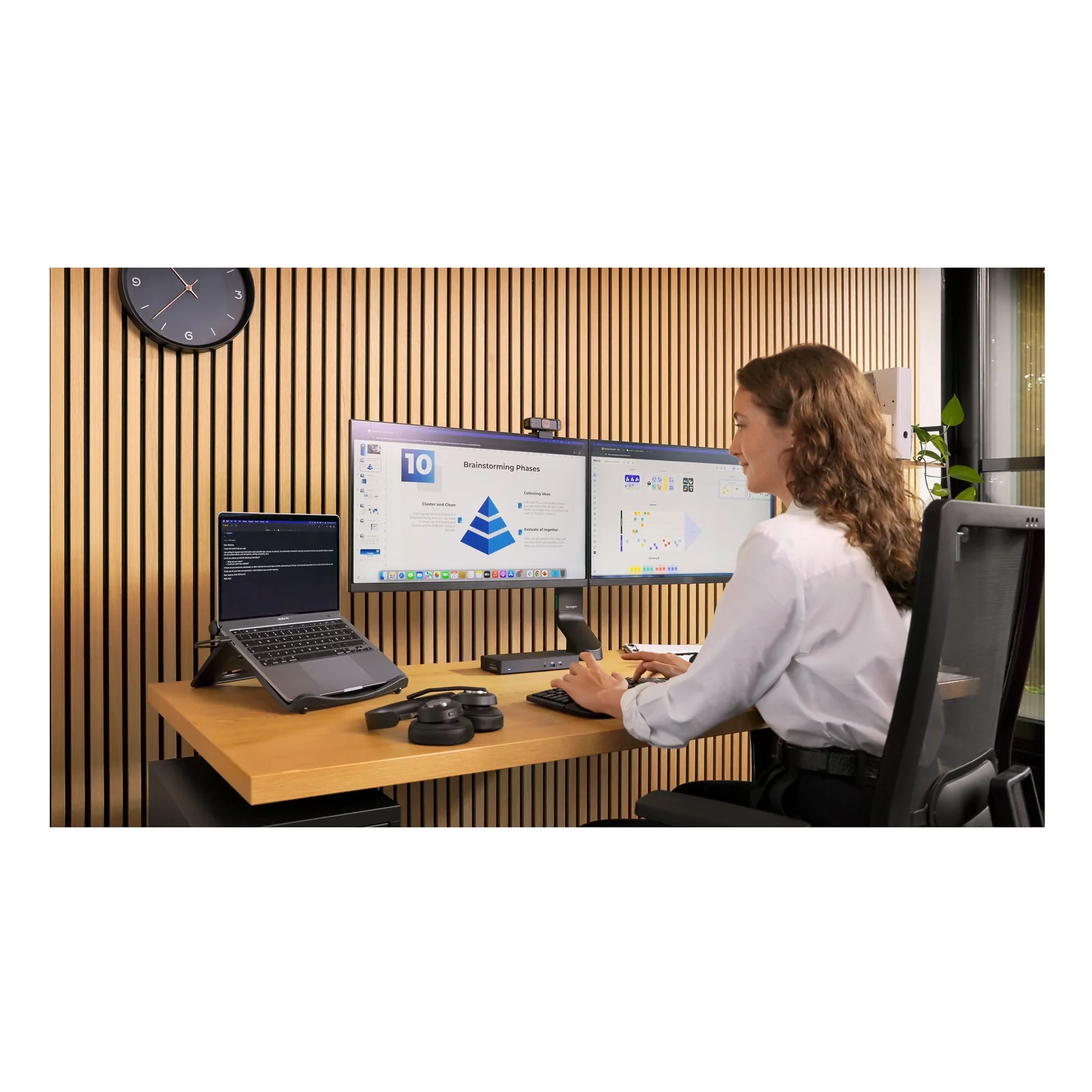 Femme travaillant sur deux moniteurs en open space avec le clavier ergonomique Kensington