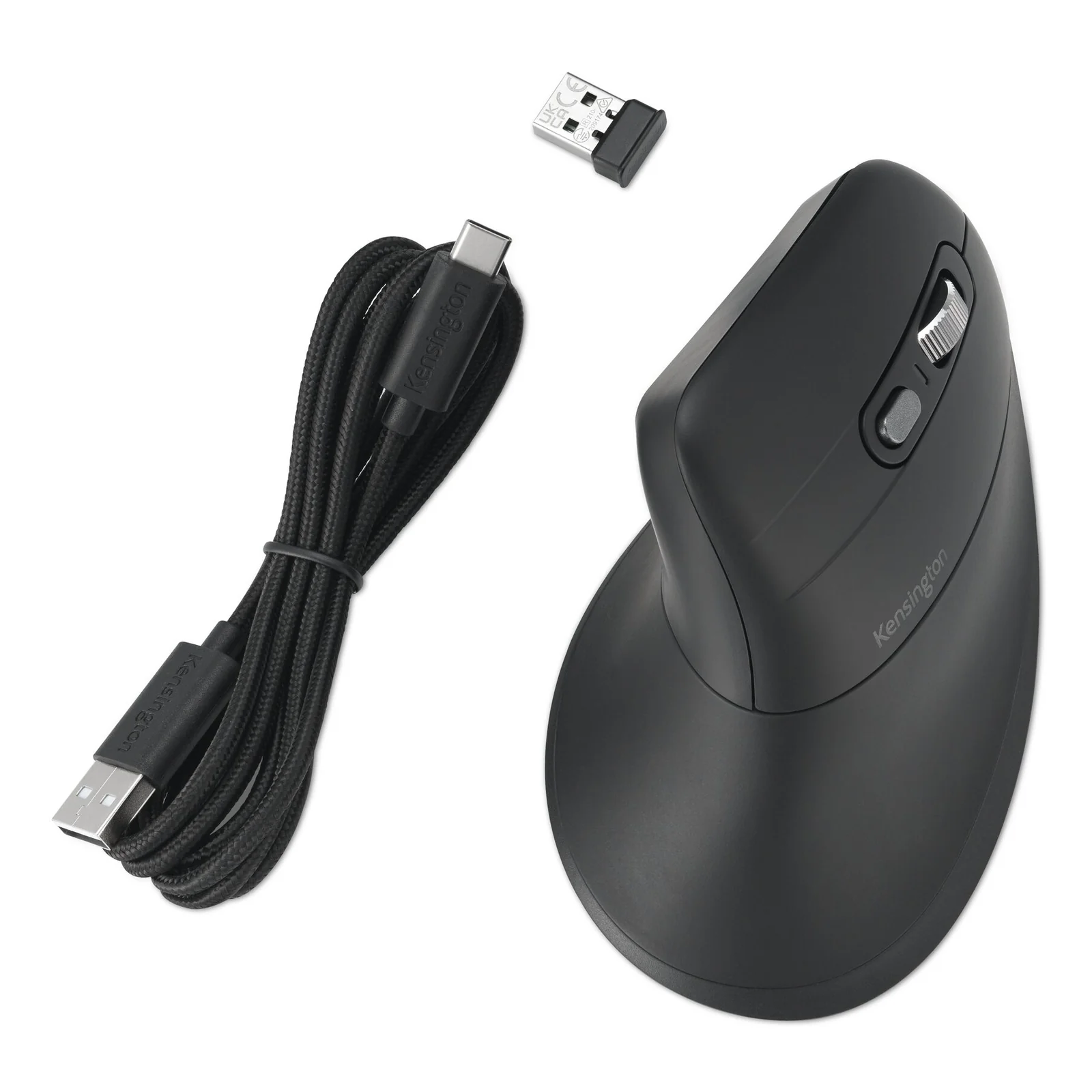 Souris noire, câble USB-C et nano-récepteur USB disposés sur fond blanc