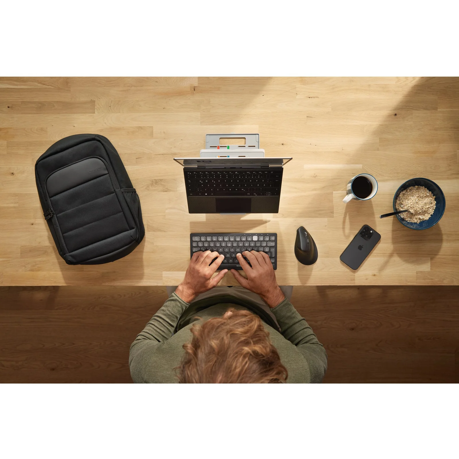 Vue aérienne d'un poste de travail avec ordinateur portable, clavier et souris sur une table