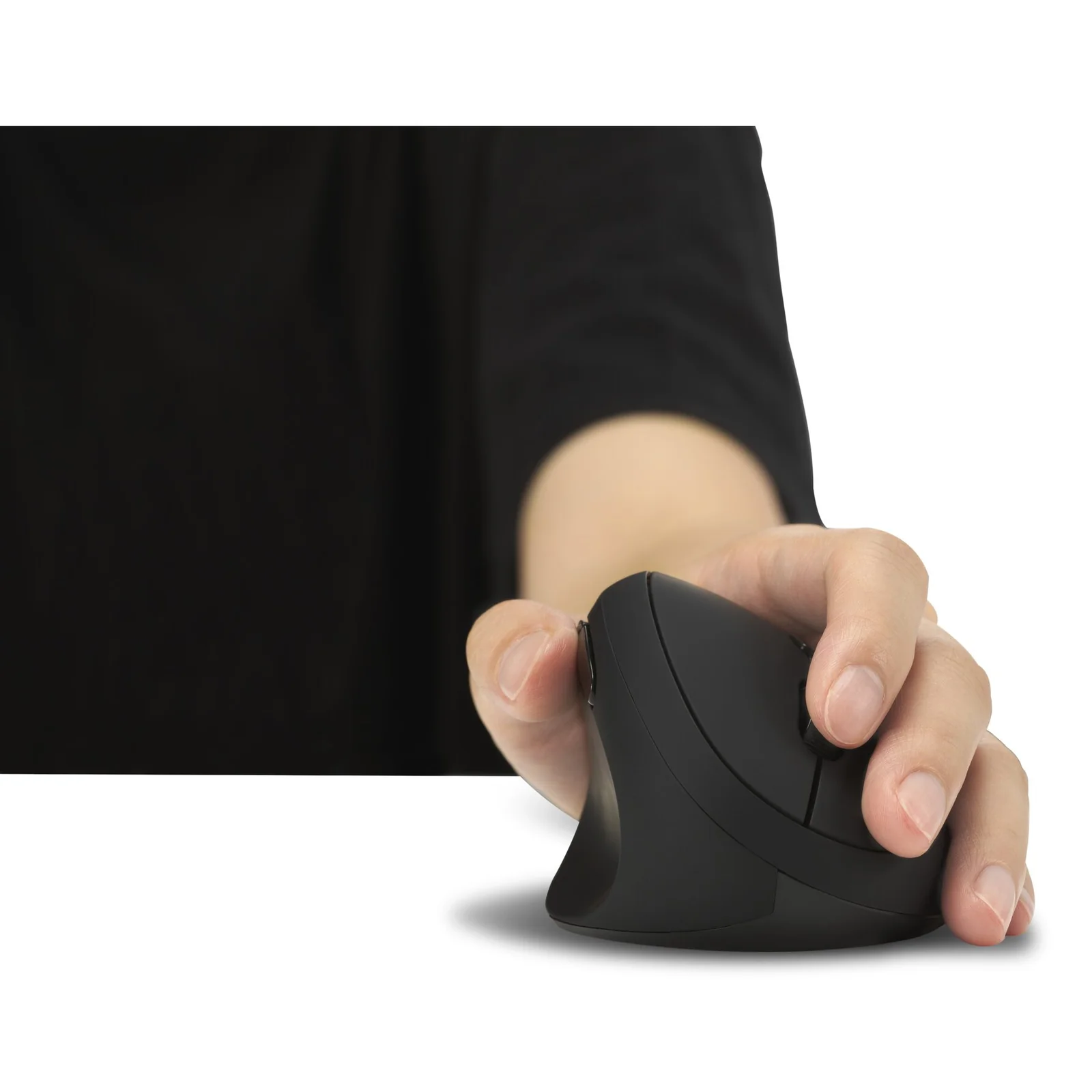 Prise en main de la souris Kensington Pro Fit Ergo, angle avant, position verticale naturelle