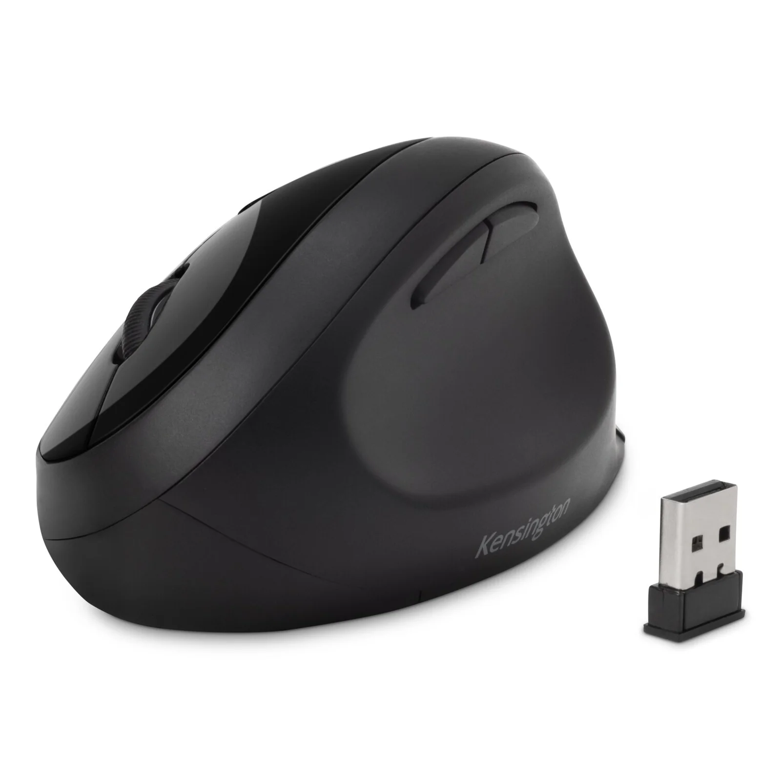 Vue trois quarts arrière, souris noire et nano-récepteur USB détaché posé à droite