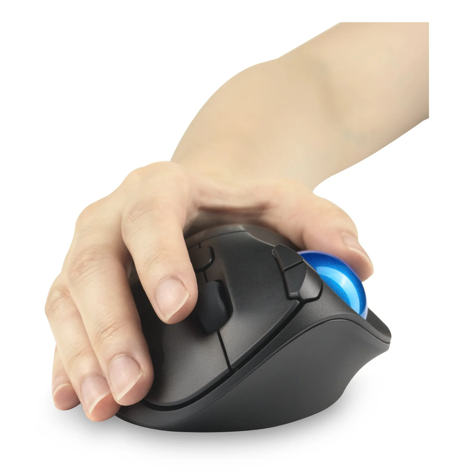 Main droite saisissant le trackball Kensington TB450 de profil, pouce positionné sur la boule bleue