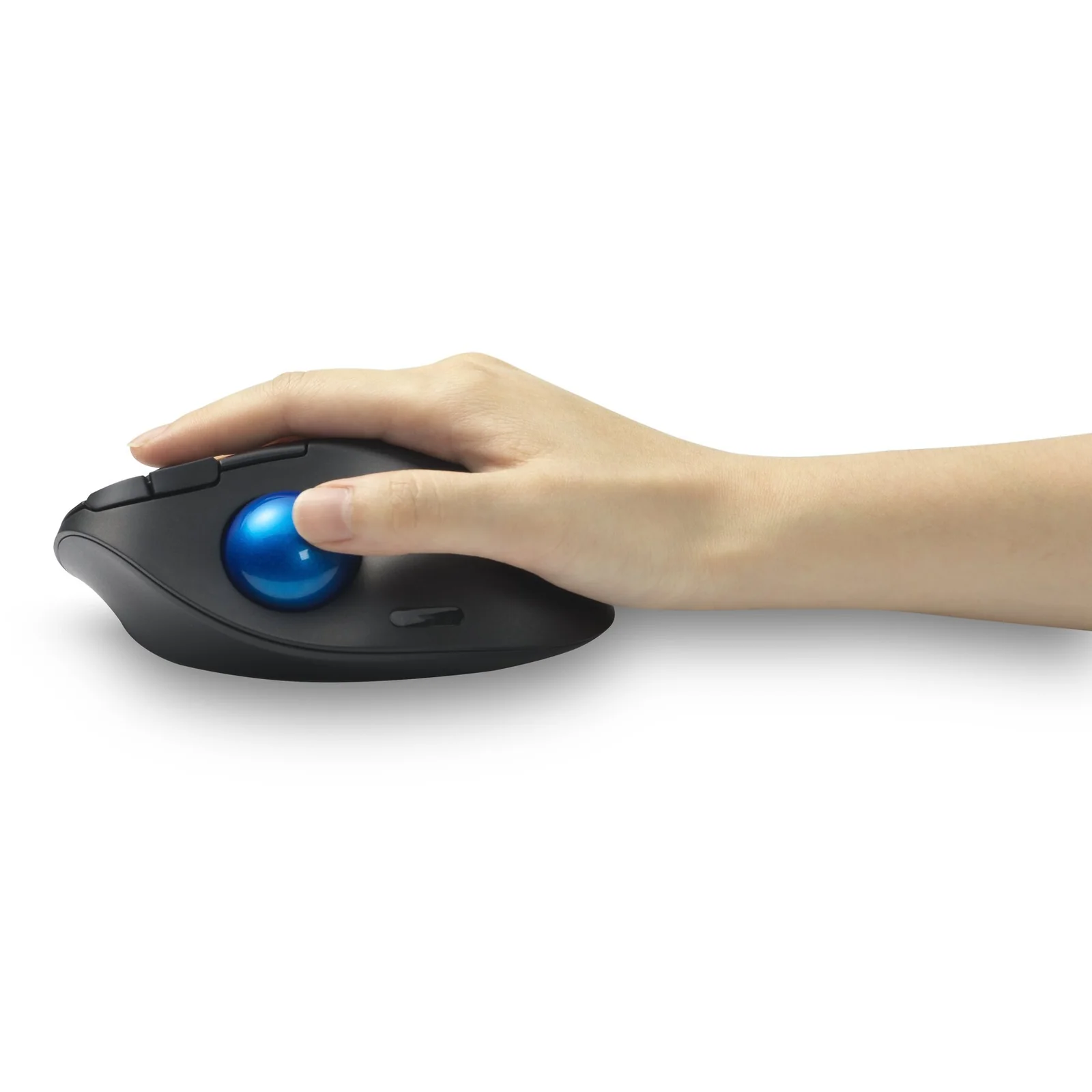 Main droite posée sur le trackball Kensington TB450, vue de dessus, doigts sur les boutons latéraux