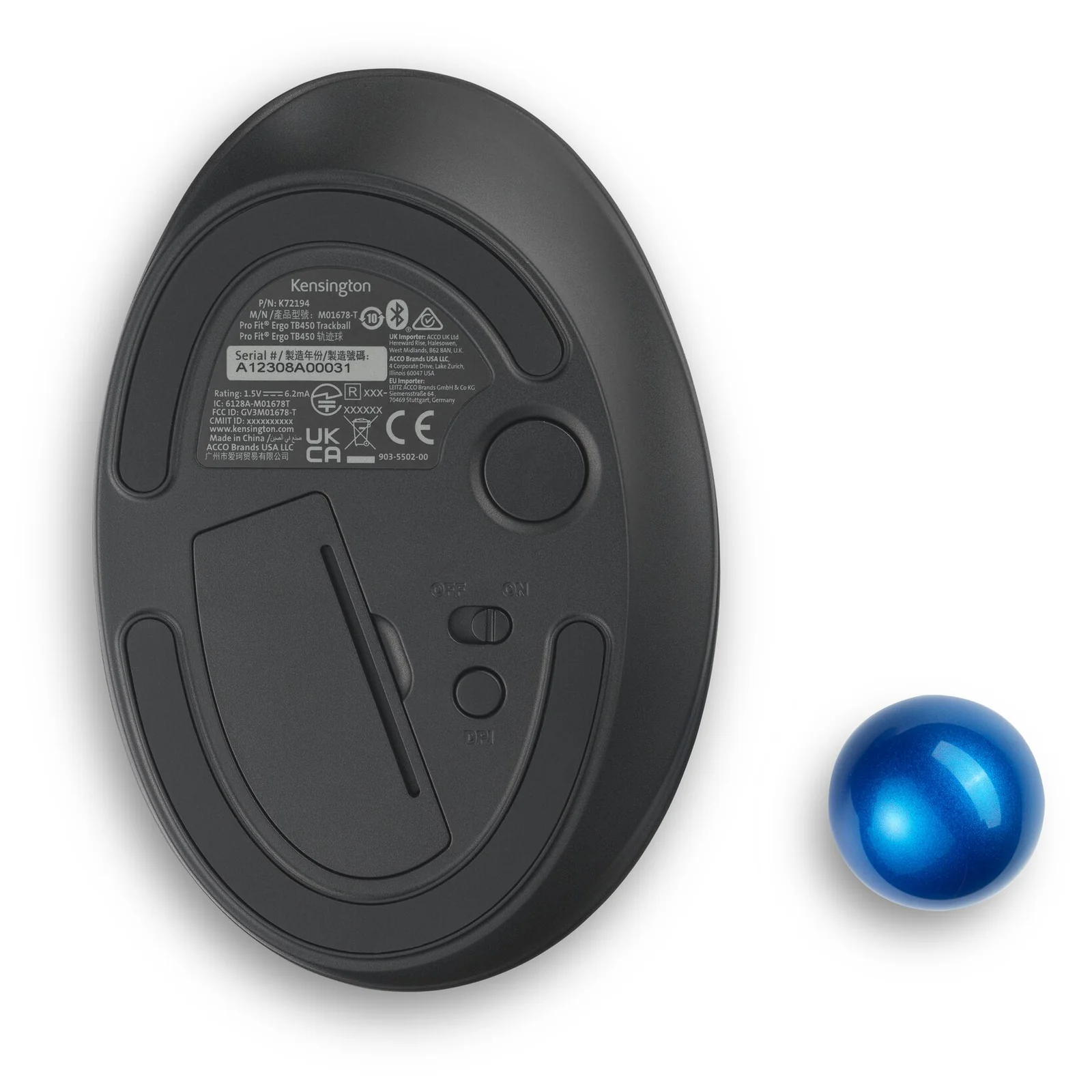 Dessous du trackball Kensington TB450, référence K72194WW lisible, boule bleue posée à côté