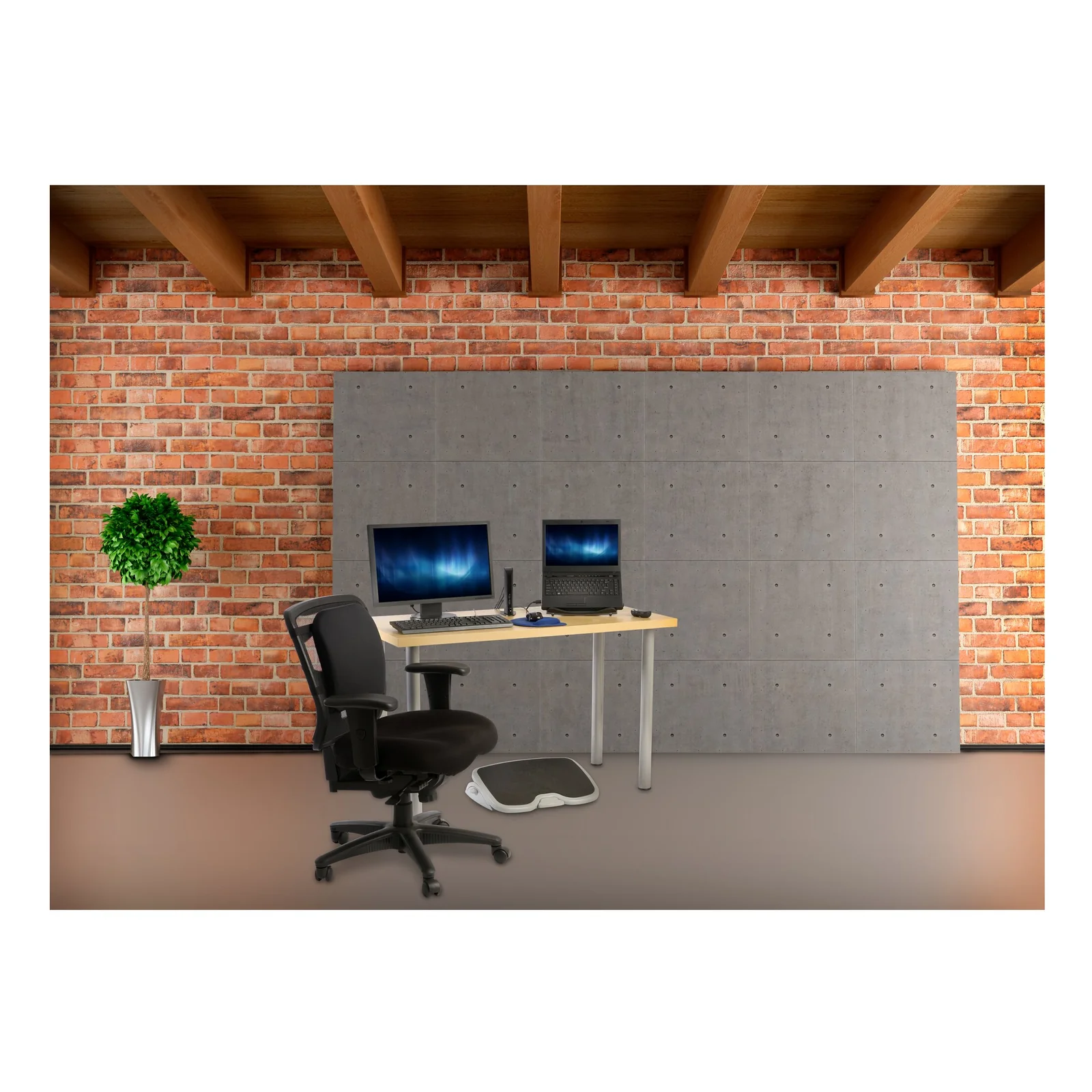 Bureau avec deux moniteurs et souris Kensington Pro Fit en situation de travail