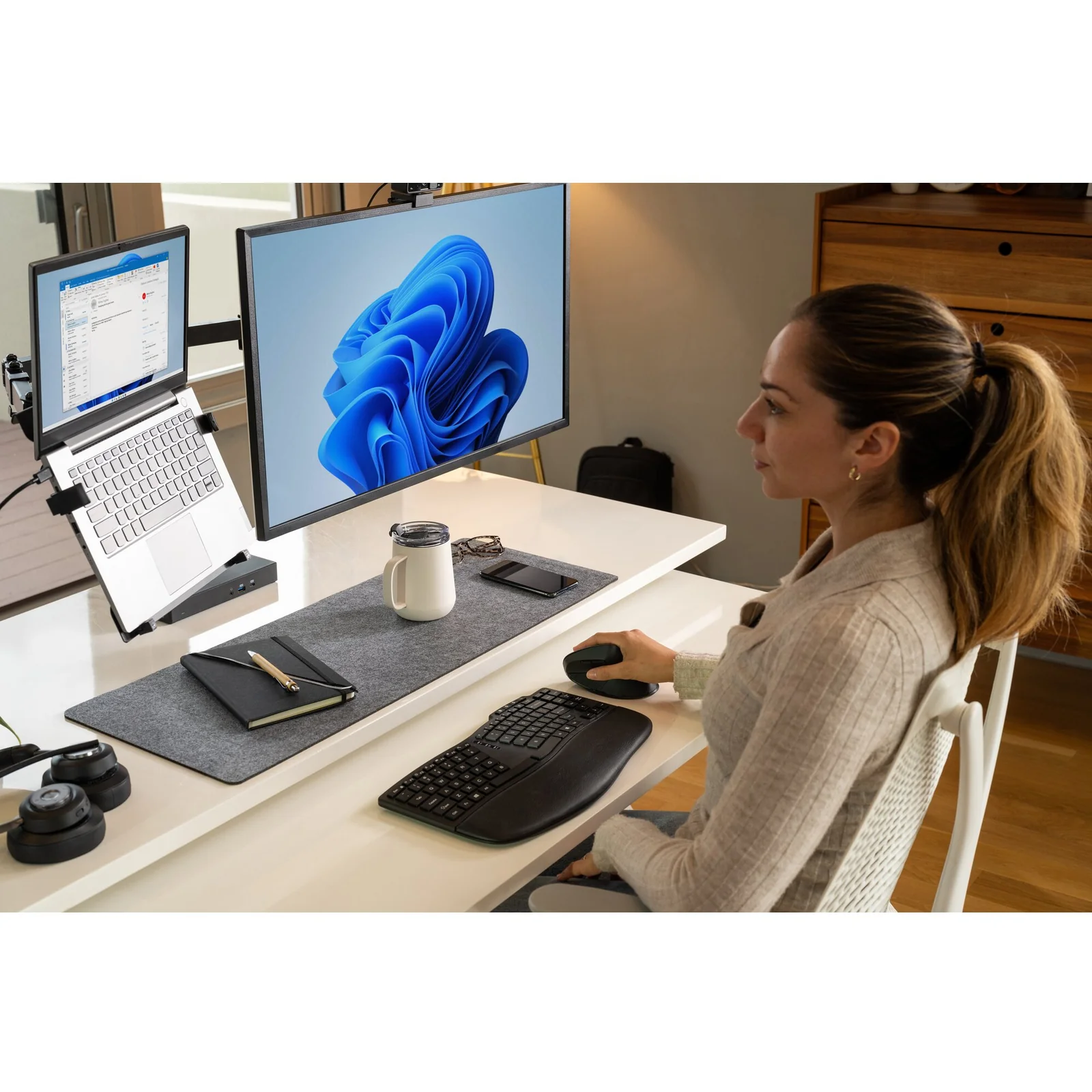 Femme utilisant station d'accueil Kensington SD4781P sur bureau, clavier et ordinateur portable