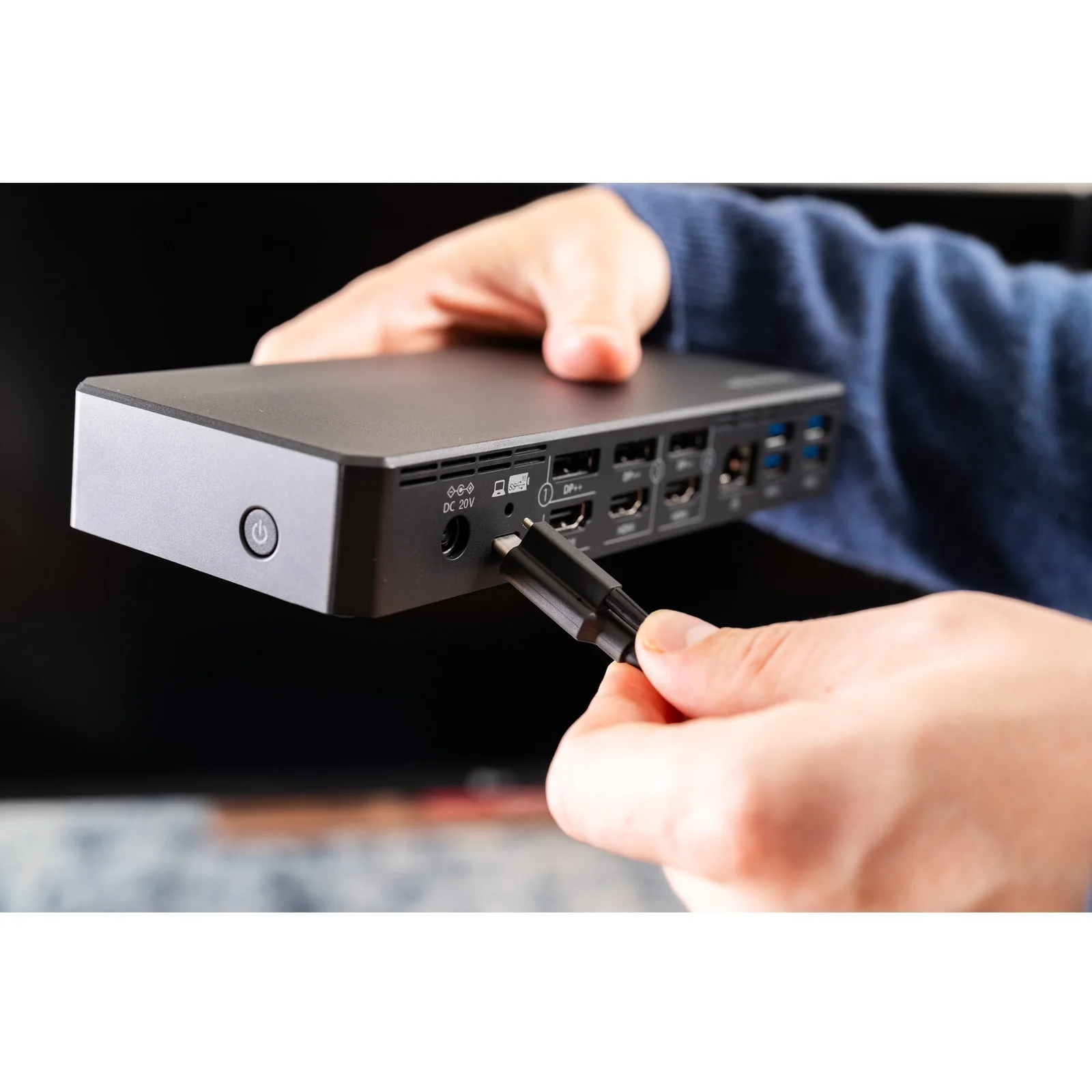 Mains branchant un câble USB-C dans la face avant de la station Kensington SD4781P EQ