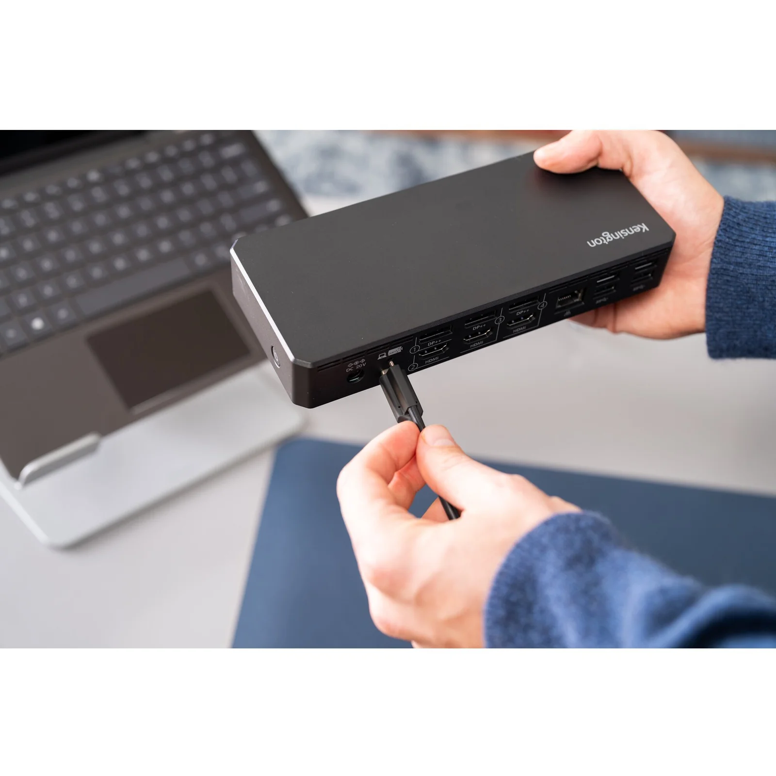 Main insérant un câble USB-C dans la station d'accueil Kensington SD4781P EQ, gros plan