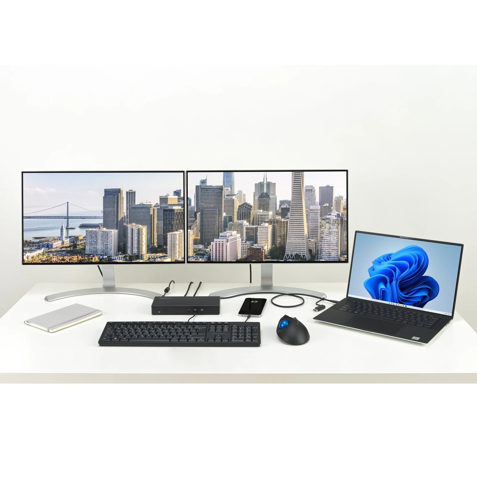 Configuration double moniteur avec station Kensington SD4781P EQ et ordinateur portable, vue panoramique