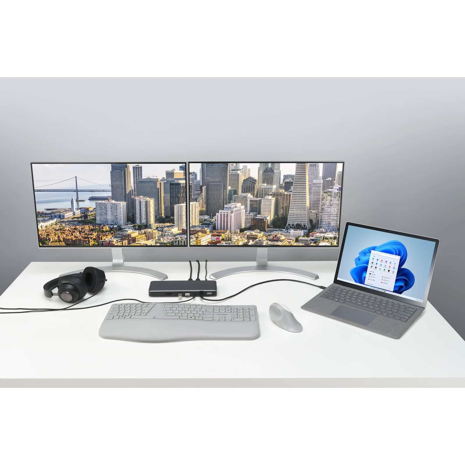 Dock Kensington SD5760T connecté à deux écrans larges et un portable Windows sur bureau blanc