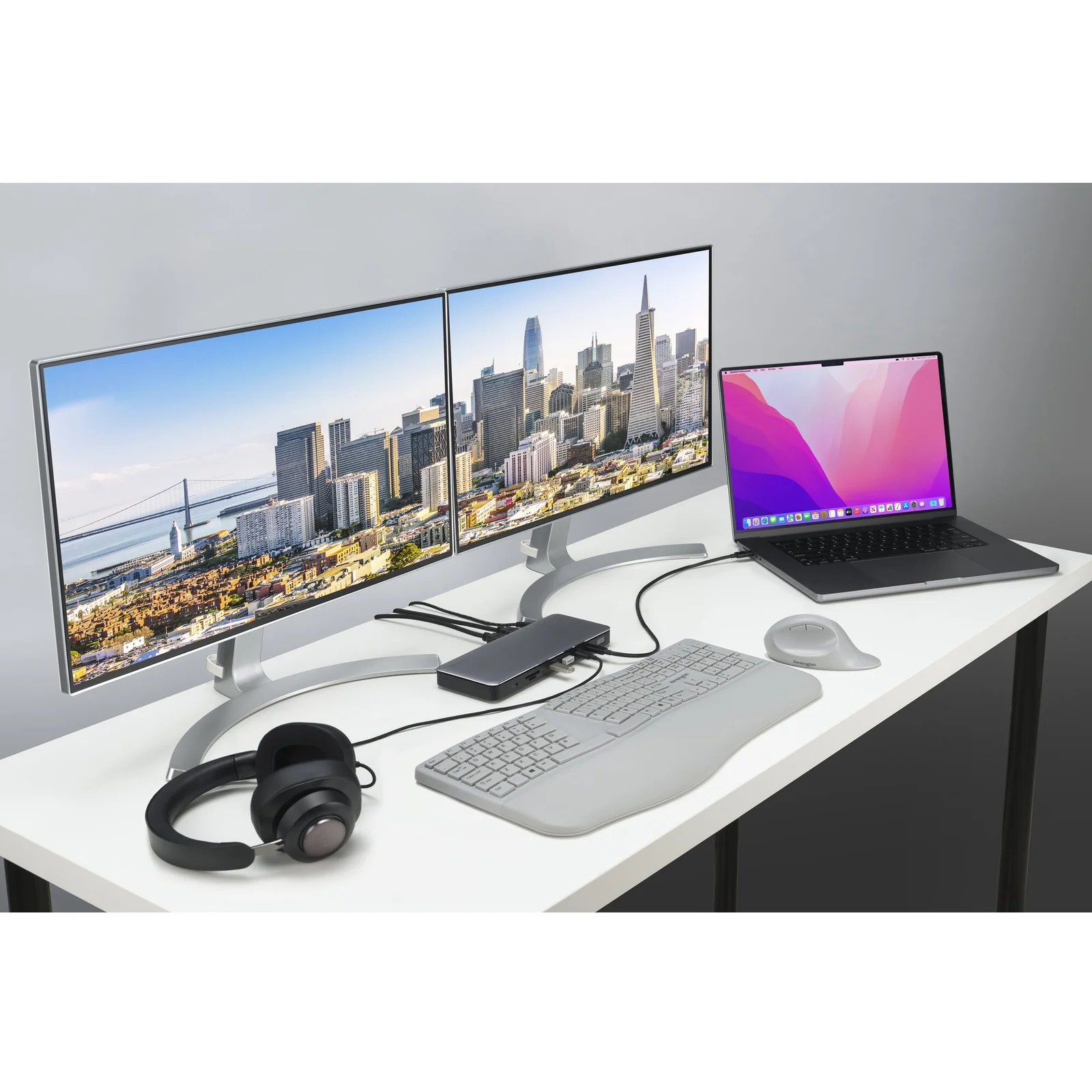 SD5760T reliée à un moniteur ultrawide courbe et un MacBook, vue d'ensemble d'un bureau épuré
