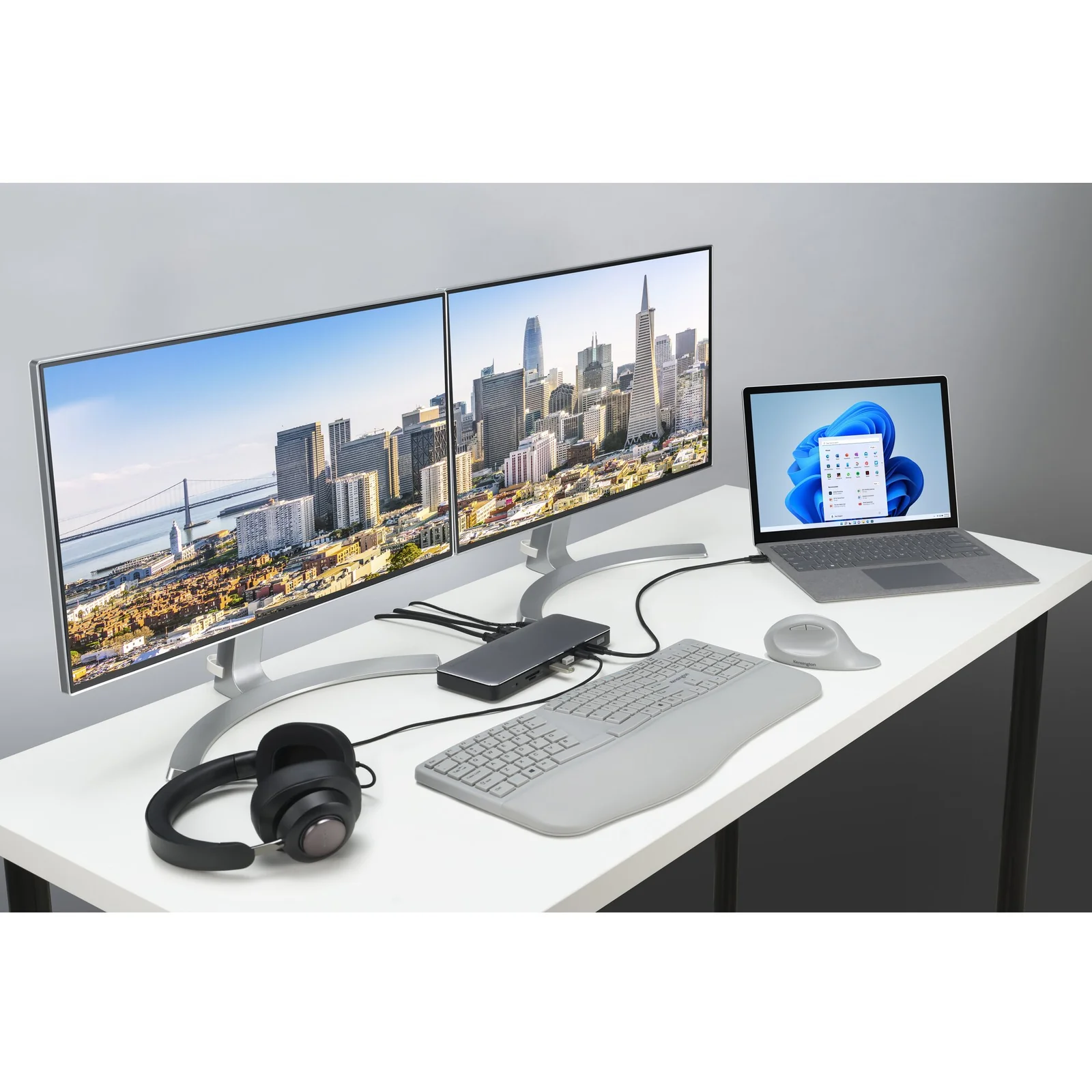 Station d'accueil SD5760T avec écran ultrawide et portable Windows, vue de trois quarts depuis la droite