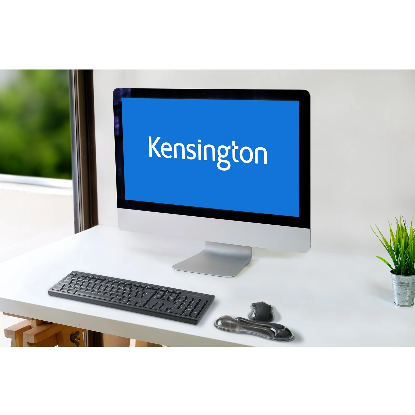 Mise en scène bureau avec iMac, clavier et souris Kensington posés sur un bureau blanc