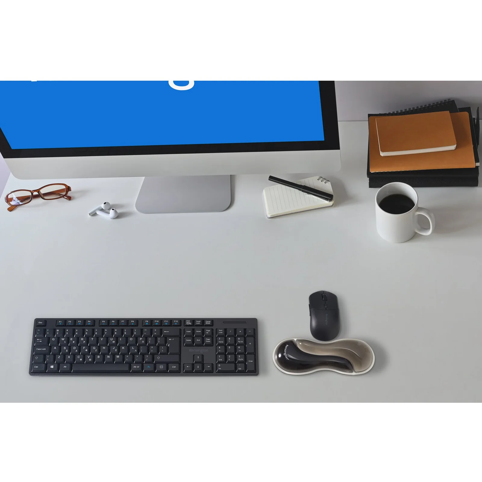 Bureau dégagé avec clavier, souris, repose-poignet Kensington Slim Duo Gel et tasse à café